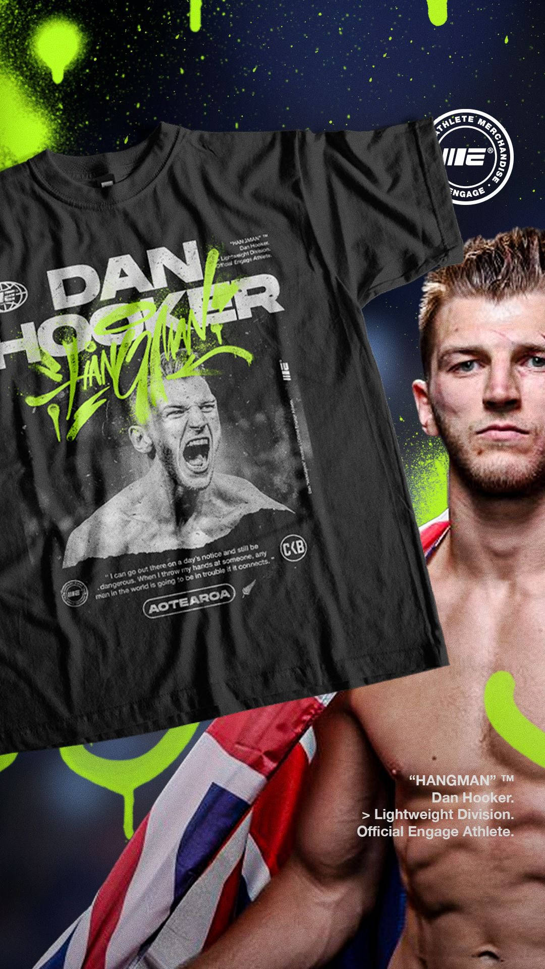 Dan Hooker Merchandise Poster 壁紙 — 一件黑色T恤，上面印有拳手Dan Hooker的粗獷肖像，配以螢光綠色塗鴉和披在肩上的英國國旗。