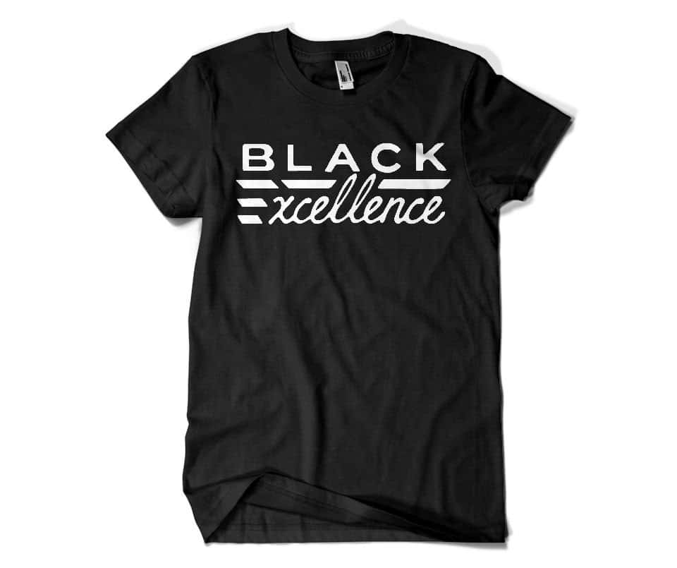 Black Excellence 桌布 壁紙 — 一件黑色T恤，上面有粗體白色文字「BLACK xcellence」，採用現代圖形設計。