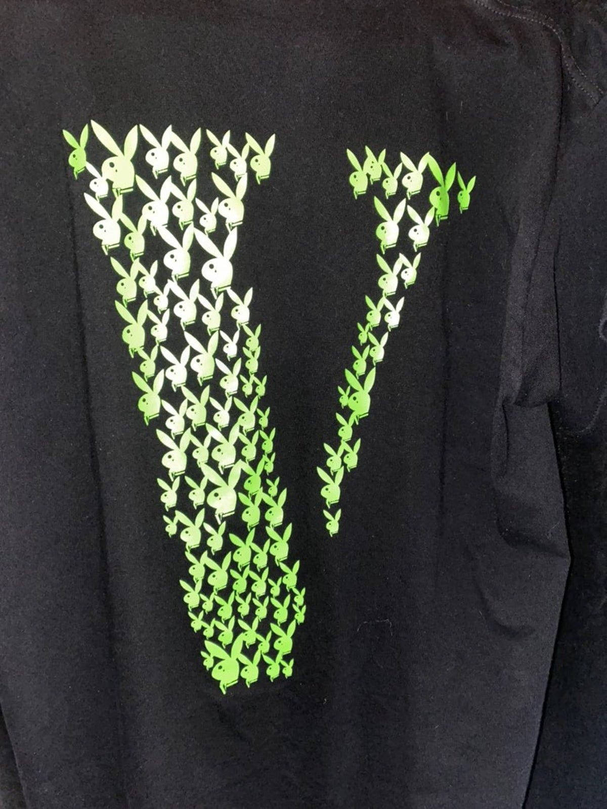 Vlone 桌布 壁紙 — 一件黑色T恤上有一個由重複的Playboy兔仔標誌以漸變色調組成的大型綠色字母V。