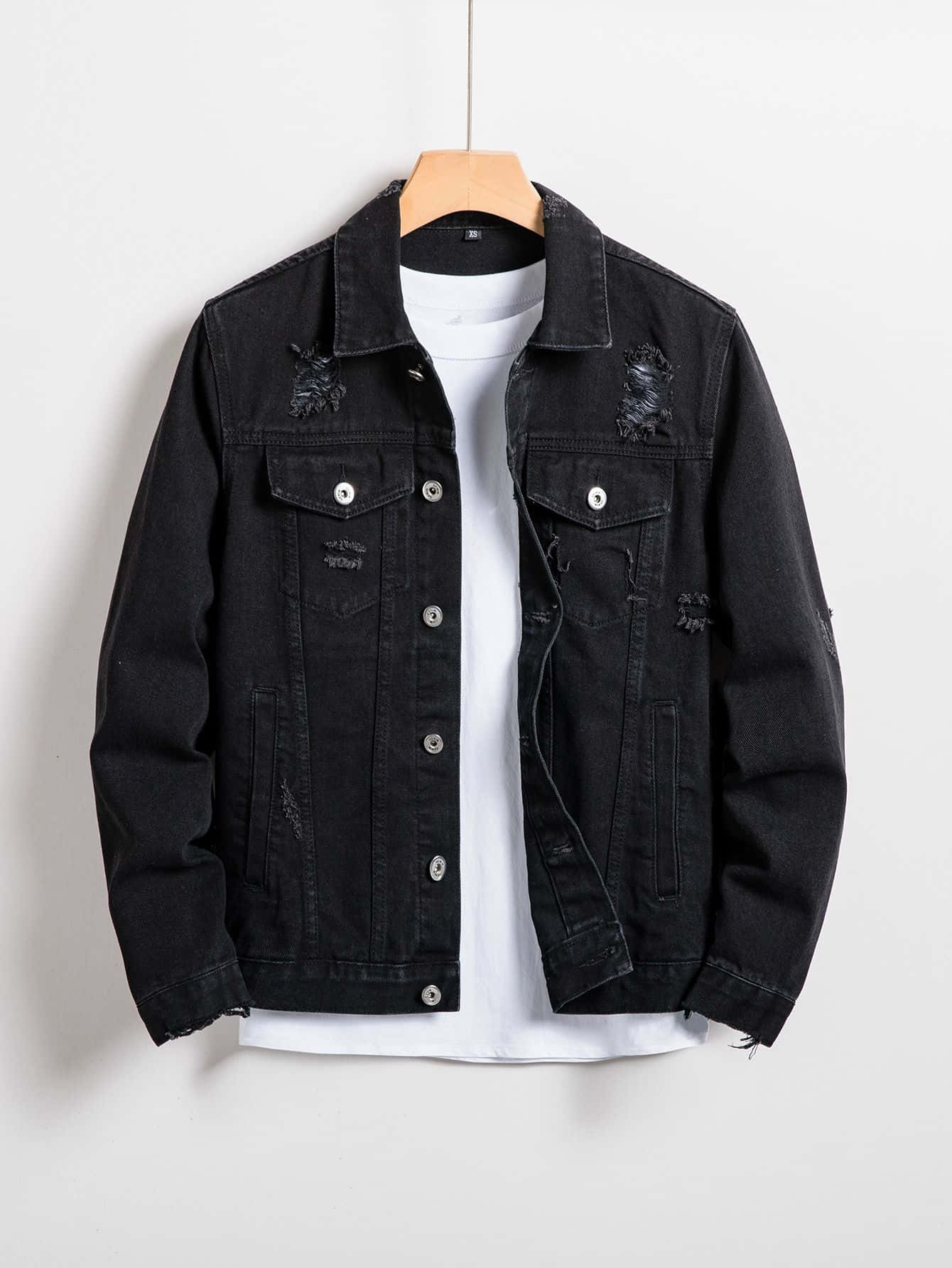 Black Clothing 桌布 壁紙 — 一件黑色破損牛仔外套，帶有撕裂細節，掛在木衣架上，下方是一件白色T恤，背景為純白色。