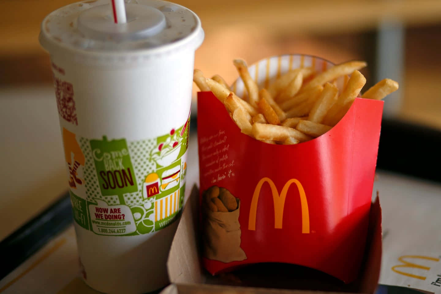 一份麥當勞薯條和一杯飲品 壁紙