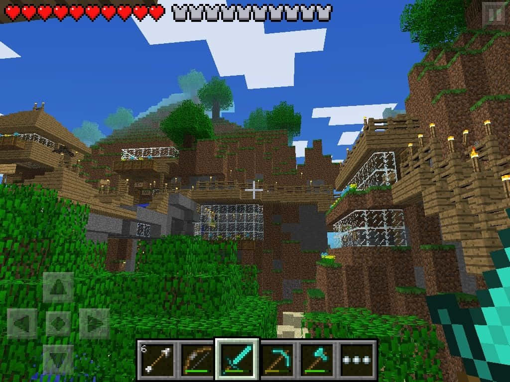 Minecraft Pocket Edition 桌布 壁紙 — 一位Minecraft玩家在明亮的藍天下探索一個擁有木結構和玻璃窗的茂密像素化山村。