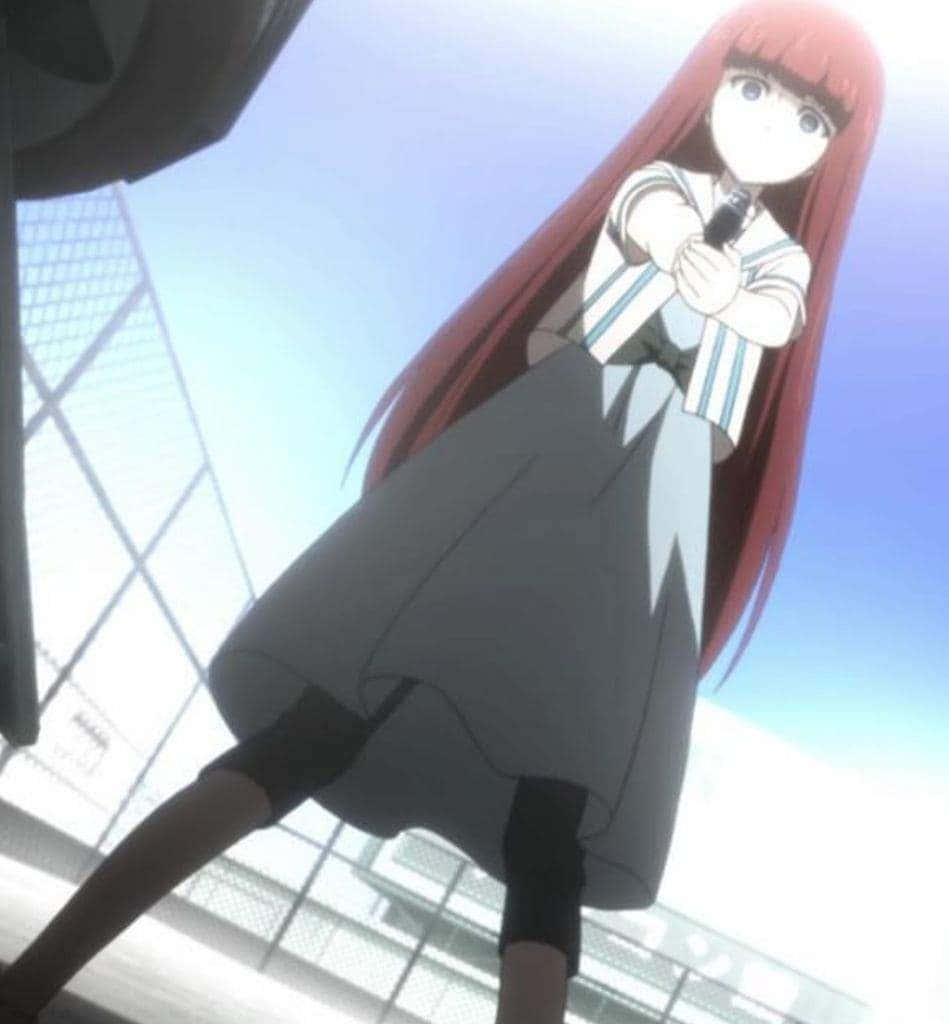 Kagari Shiina 桌布 壁紙 — 一位低角度拍攝的動漫女孩，長紅髮，穿著校服，手持麥克風，背景是明亮的藍天和現代建築。