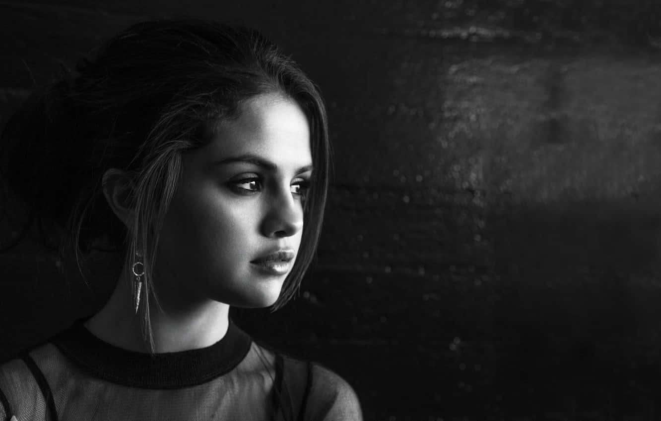 Black And White Celebrity 桌布 壁紙 — 一位側面女性的黑白肖像，光線柔和，背景有紋理。