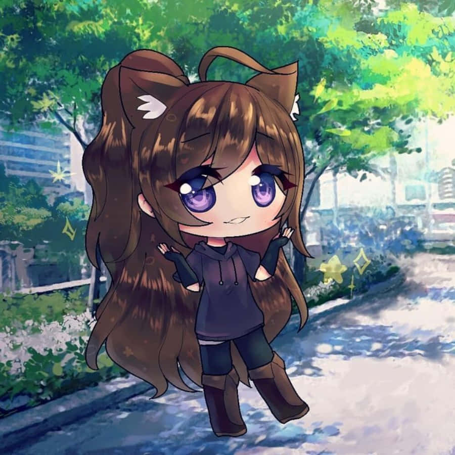 有貓耳的Q版動漫女孩在陽光明媚的城市人行道上微笑。