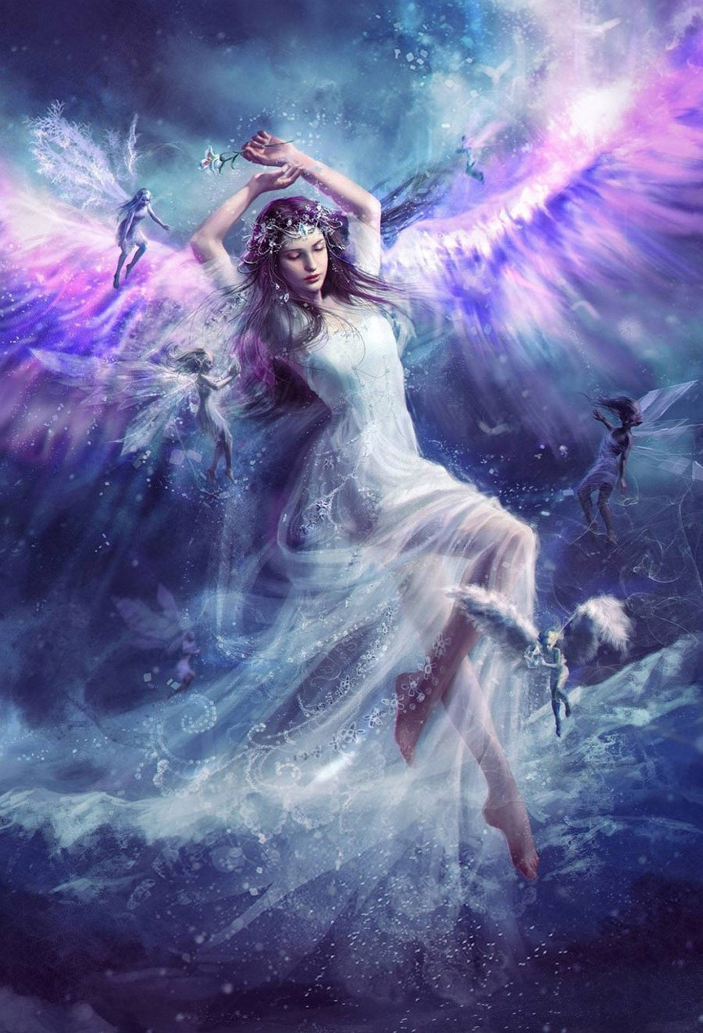 Beautiful Woman 桌布 壁紙 — 一位優雅的仙女女王，身穿飄逸的白色長袍，閃耀著光芒的翅膀，在旋轉的宇宙紫色和藍色能量中翩翩起舞，周圍有較小的仙女。