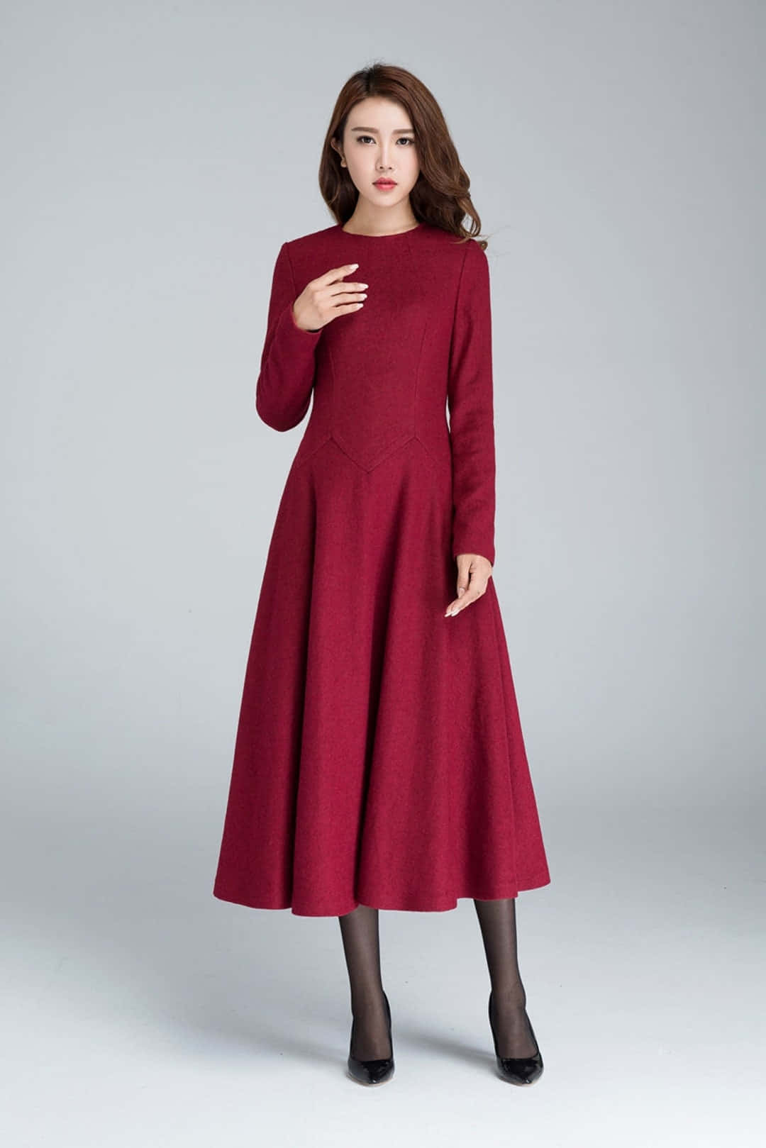 Red Clothing 桌布 壁紙 — 一位優雅的女士身穿濃郁的酒紅色羊毛連衣裙，站在中性灰色的攝影棚背景前。