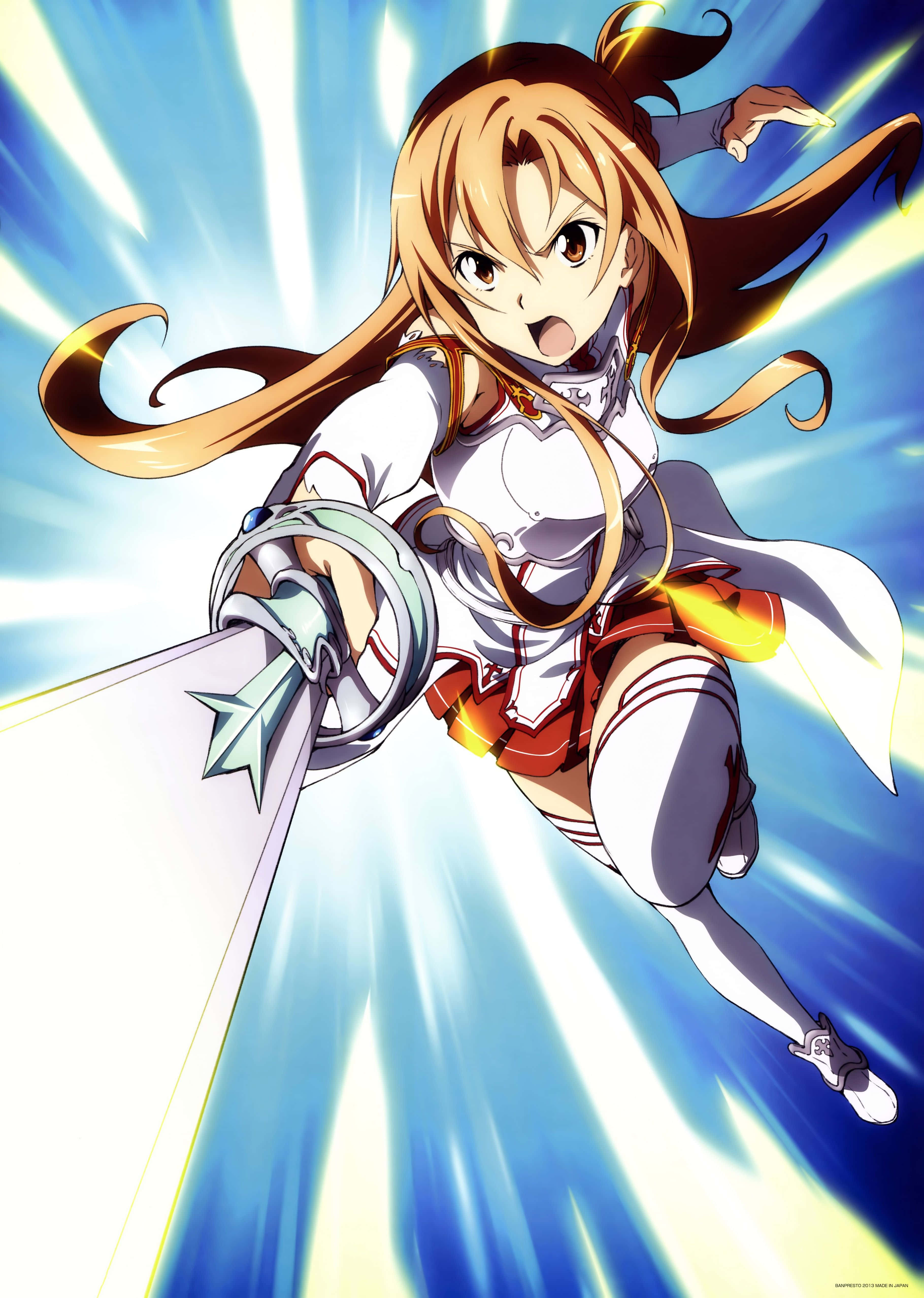 Yuuki Asuna 桌布 壁紙 — 一位充滿動感的動漫女孩，飄逸的橙色頭髮，向前躍起，揮舞著發光的劍，背景是燦爛的藍色能量爆發。
