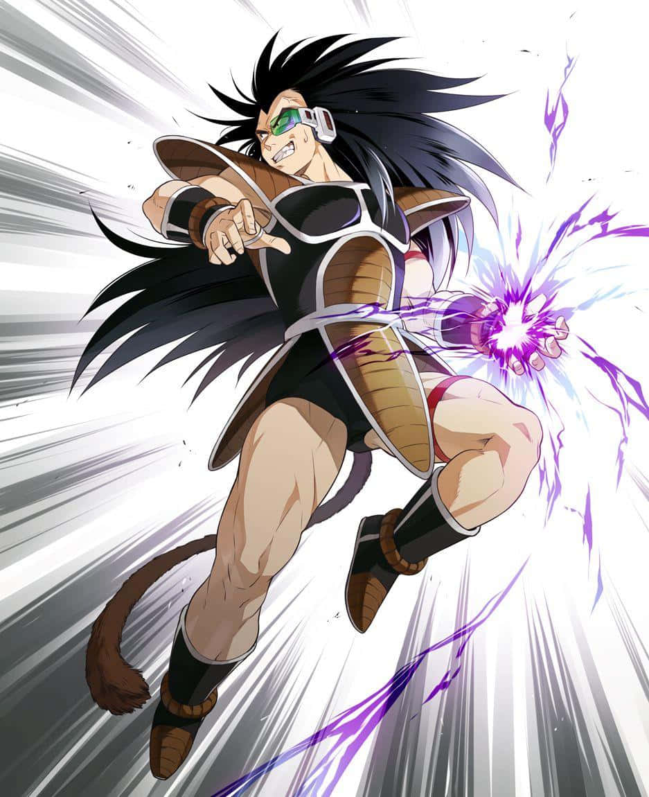 Raditz 桌布 壁紙 — 一位充滿動感的動漫戰士，黑髮綠護目鏡，在帶有條紋的白色背景上釋放出紫色能量爆炸。