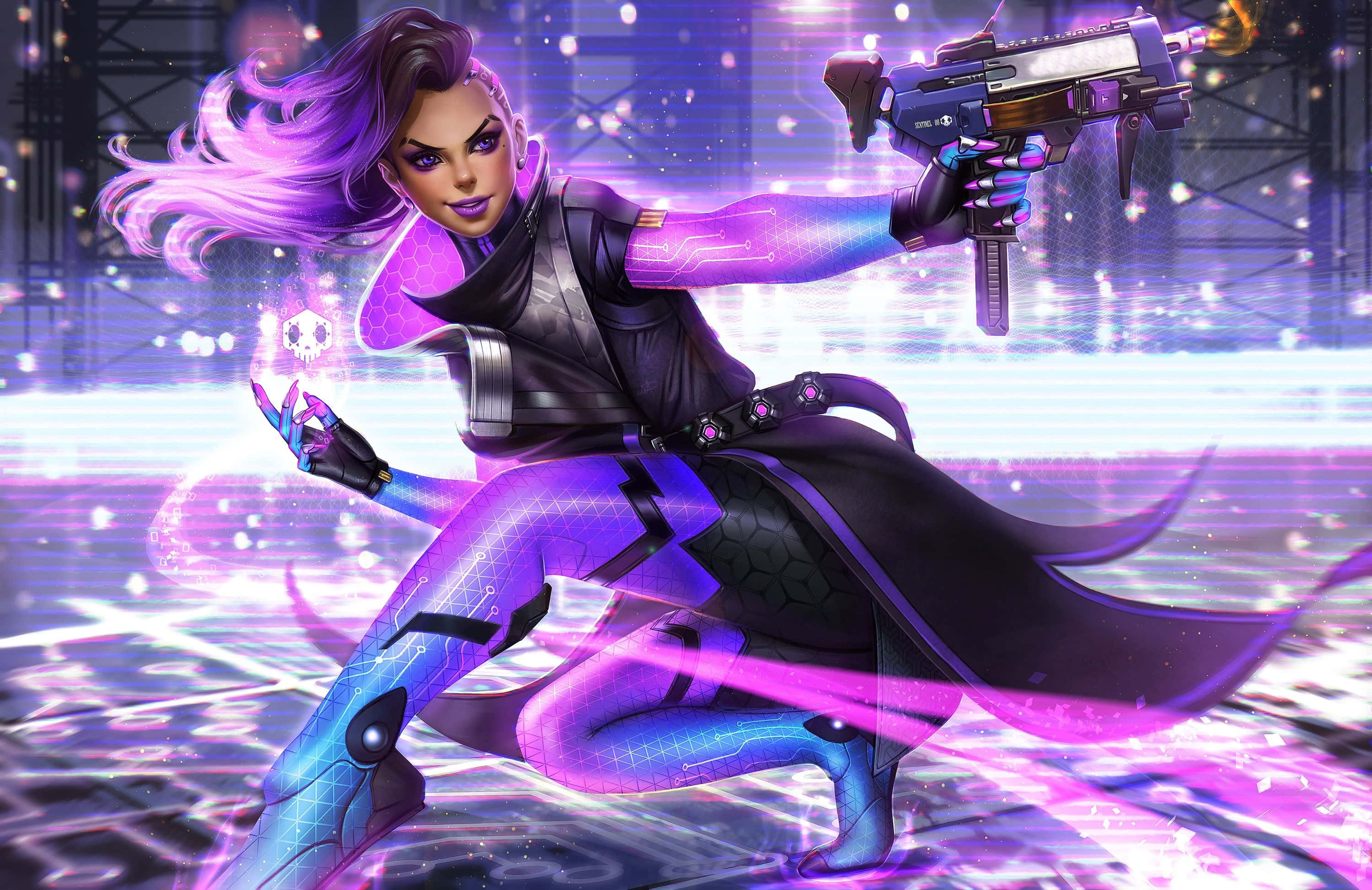 Overwatch Sombra 桌布 壁紙 — 一位充滿動感的動漫風格女戰士，擁有紫色頭髮和發光的賽博裝甲，在霓虹燈照亮的城市環境中瞄準未來武器。