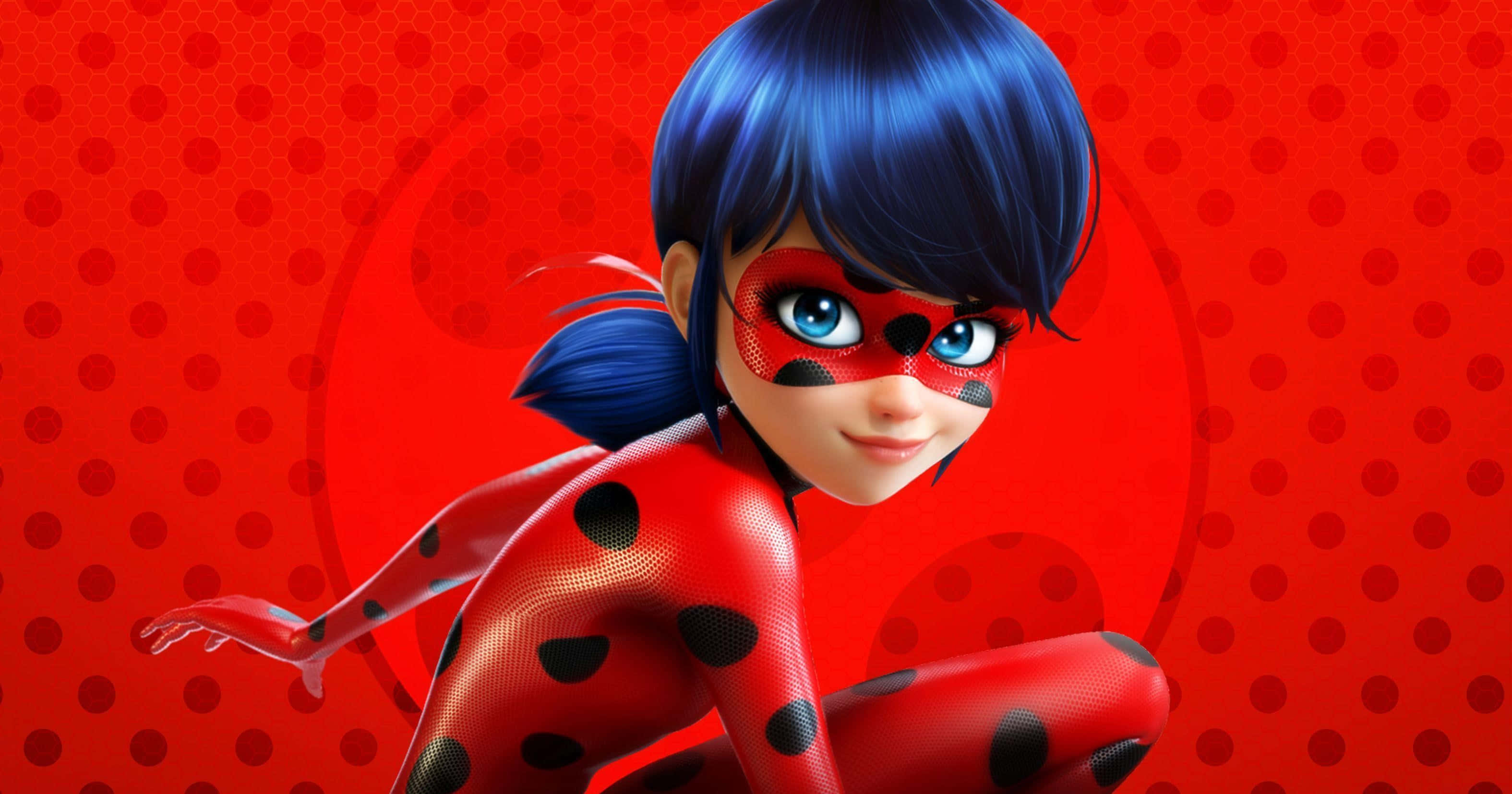 Ladybug And Cat Noir 桌布 壁紙 — 一位充滿活力的動畫女超級英雄，藍色頭髮，紅色圓點套裝，在醒目的紅色圓點背景前自信地擺姿勢。