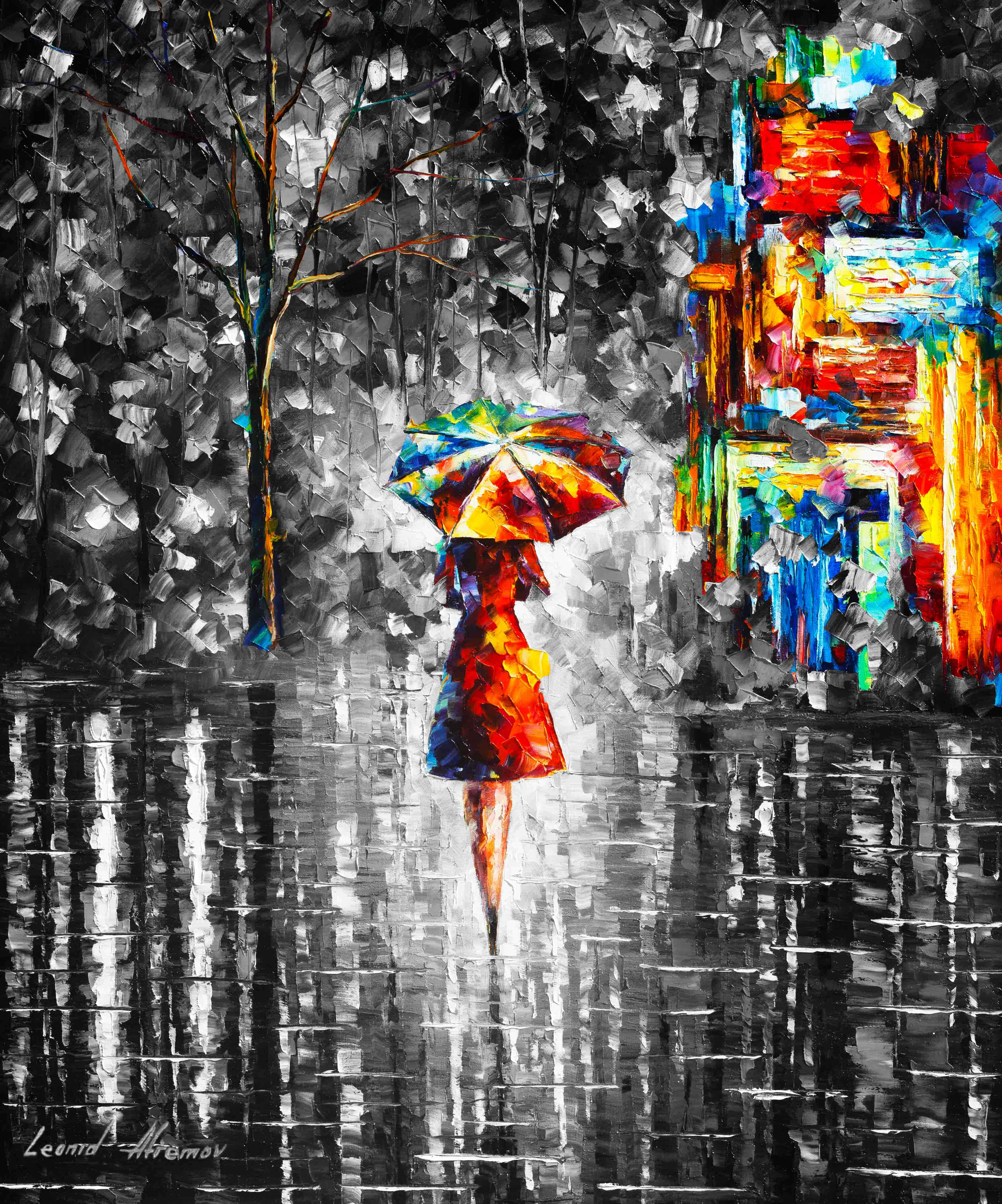 Black And White Painting 桌布 壁紙 — 一位充滿活力的女士撐著彩色雨傘，在雨中的城市街道上行走，她的倒影在單色天空下的濕漉漉路面上閃爍。