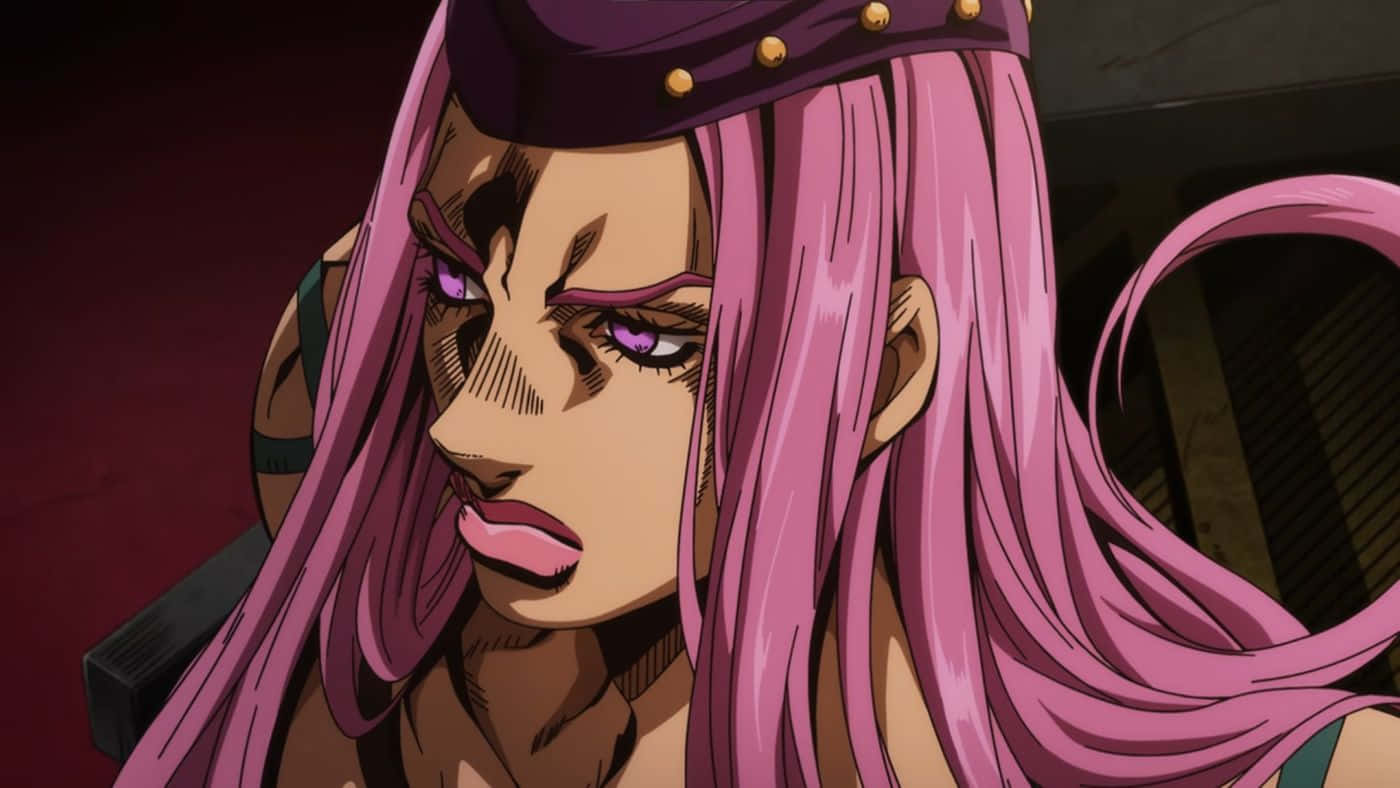 Narciso Anasui 桌布 壁紙 — 一位兇猛嘅動漫女性，長長嘅粉紅色頭髮同紫色眼睛，戴住一條紫色頭帶，上面有金色飾釘，背景係深紅色。