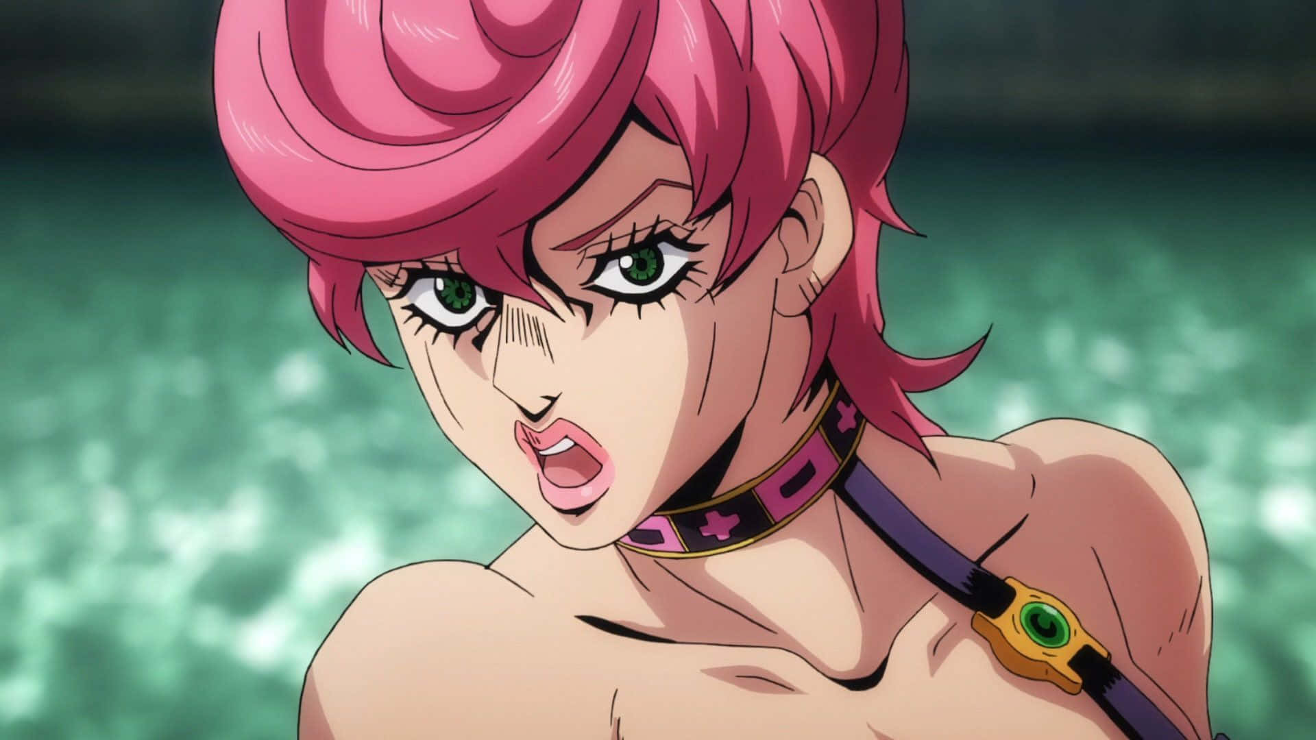Trish Una 桌布 壁紙 — 一位兇猛的動漫女性，擁有鮮豔的粉紅色頭髮和綠色眼睛，在模糊的綠色背景下強烈凝視。