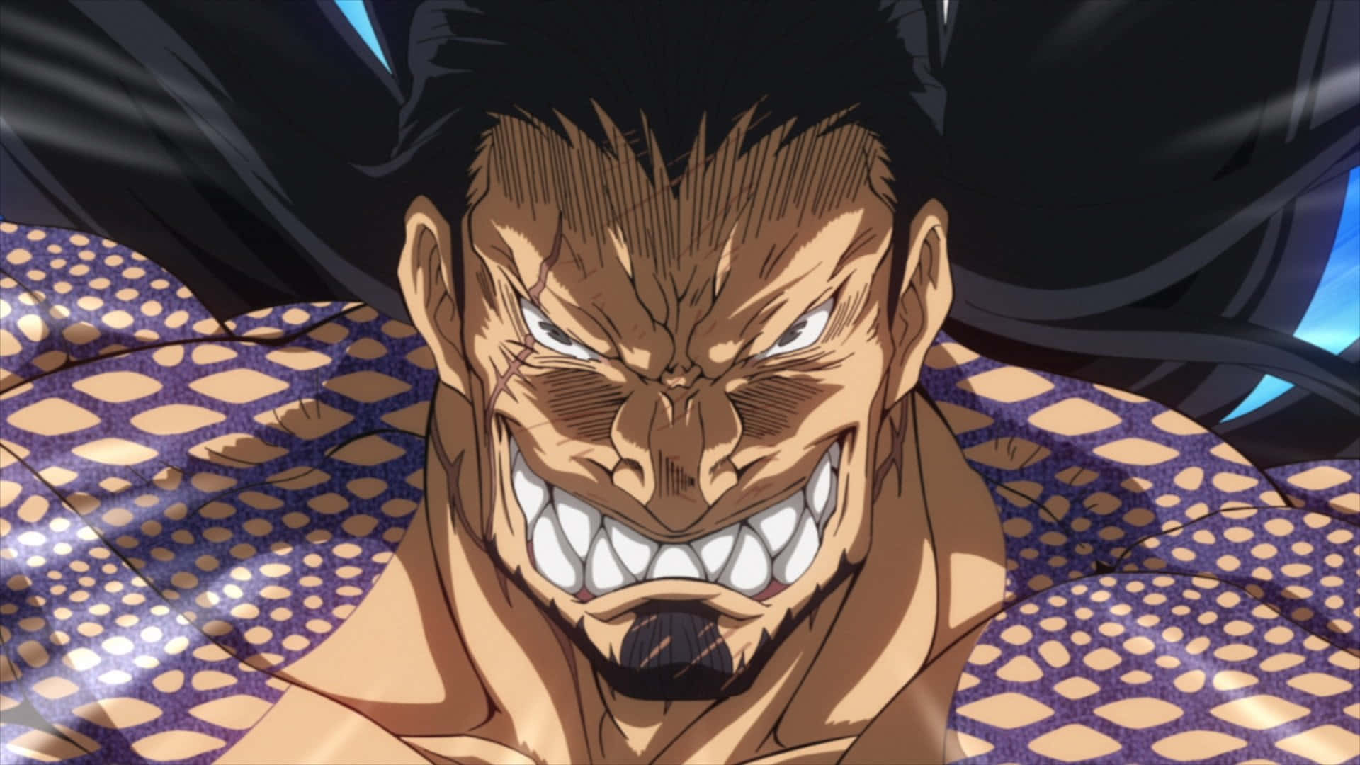 Record Of Ragnarok 桌布 壁紙 — 一位兇猛的動漫戰士，頭髮狂野，咧嘴而笑，身穿紫色和金色圖案服裝。