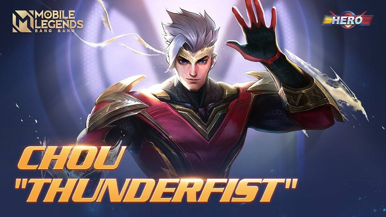 Mobile Legends 桌布 壁紙 — 一位兇猛的動漫英雄，銀髮紅甲，在發光的藍色背景下以動態姿勢引導閃電能量。