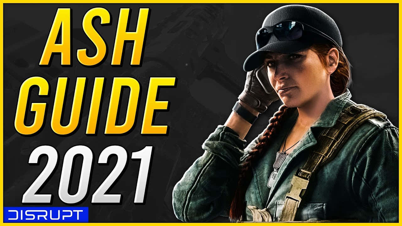 Rainbow Six Siege Ash 桌布 壁紙 — 一位兇猛的女兵，辮子頭髮，身穿戰術裝備，在深色背景上，手持電話，上面有粗體黃色文字寫著 Ash Guide 2021，她專注地凝視著。