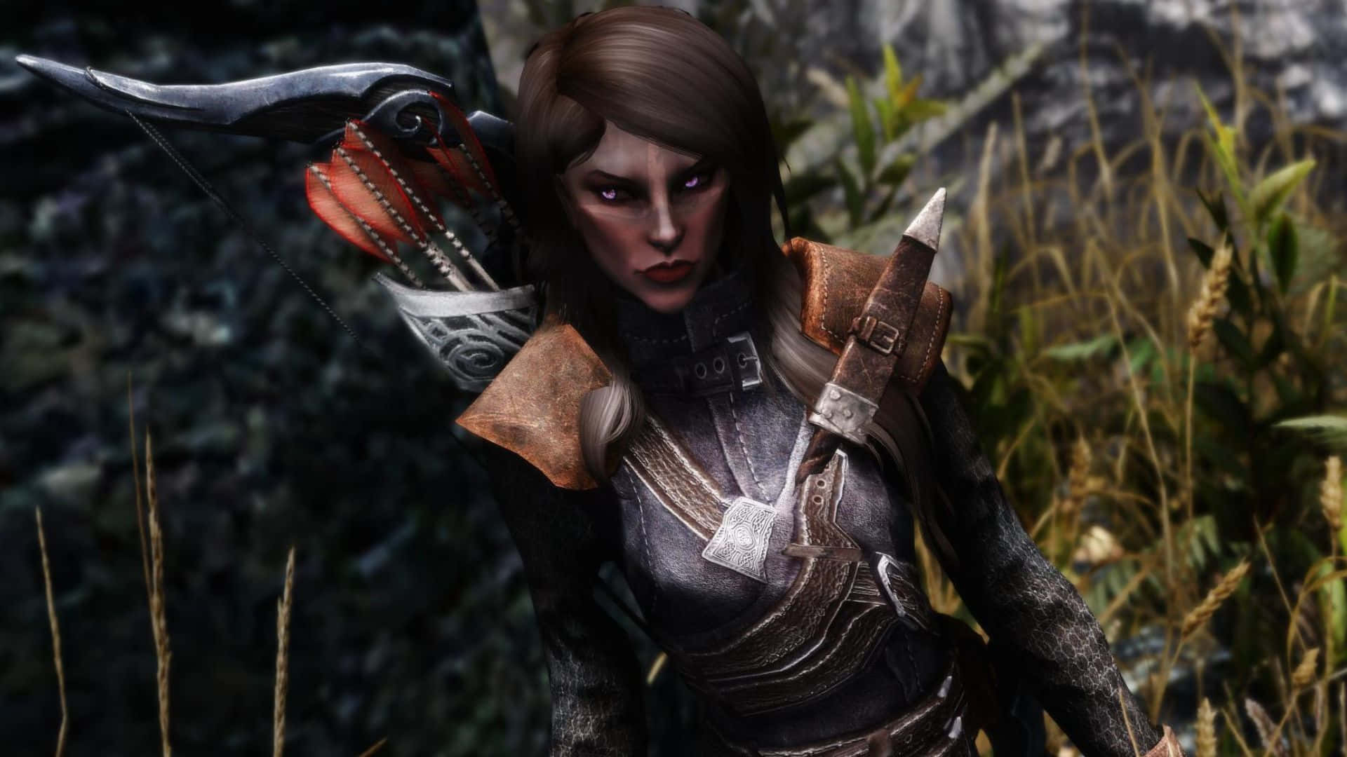 Skyrim Karliah 桌布 壁紙 — 一位兇猛的女弓箭手，擁有發光的紫色眼睛，站在長滿草的森林中，手持弓箭。