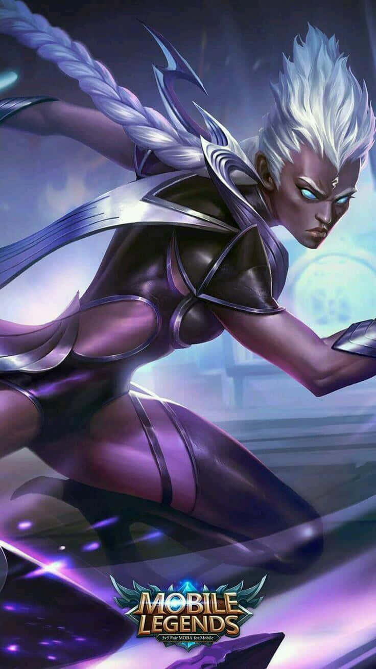 Mobile Legend 桌布 壁紙 — 一位兇猛的女戰士，白色辮子頭髮和紫色盔甲，在發光的神秘背景下以動態姿勢向前衝刺。