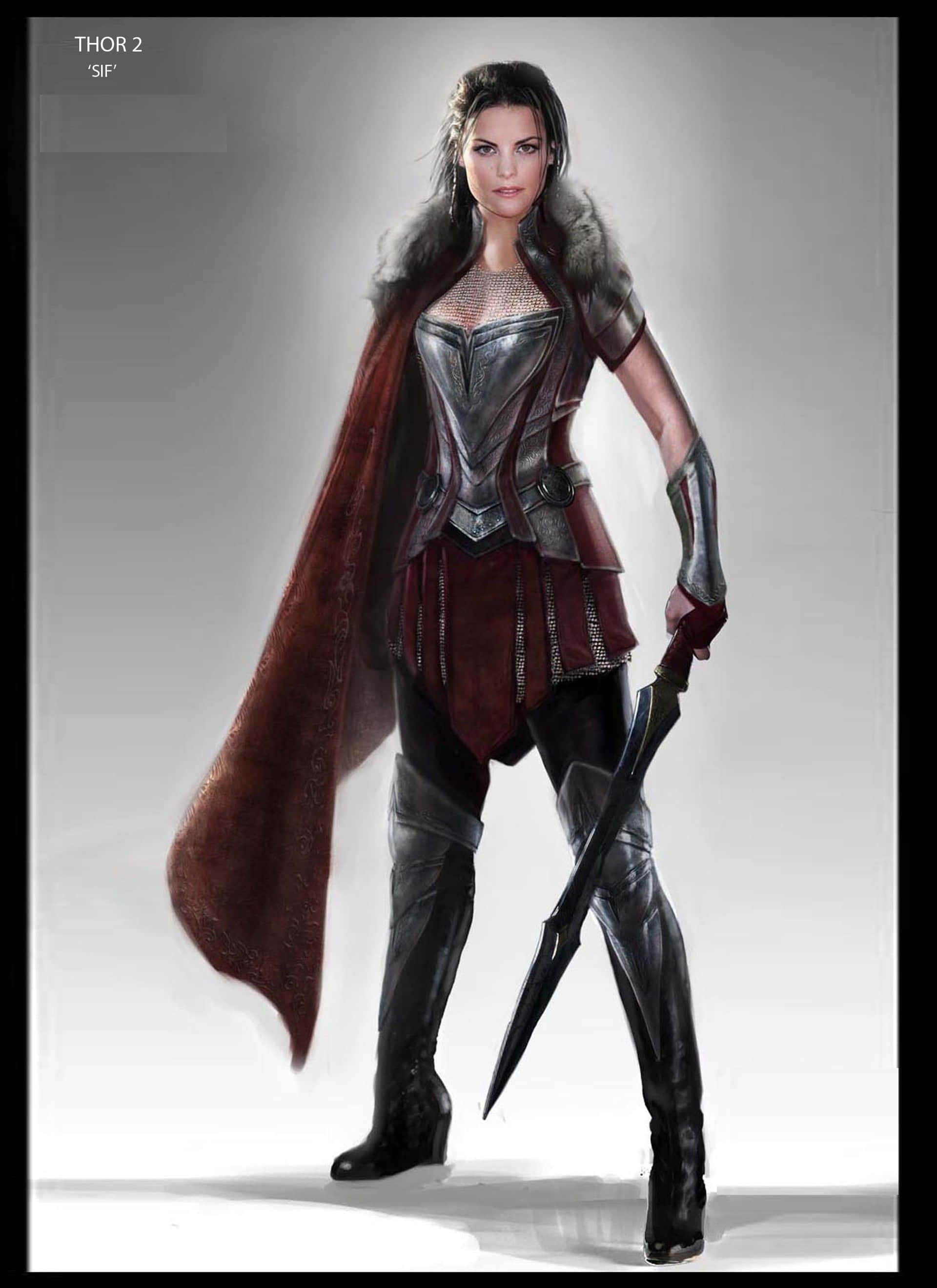 Lady Sif 桌布 壁紙 — 一位兇猛的女戰士身穿精細盔甲和飄逸的紅色披風，手持劍，在樸素的攝影棚背景前擺出姿勢。