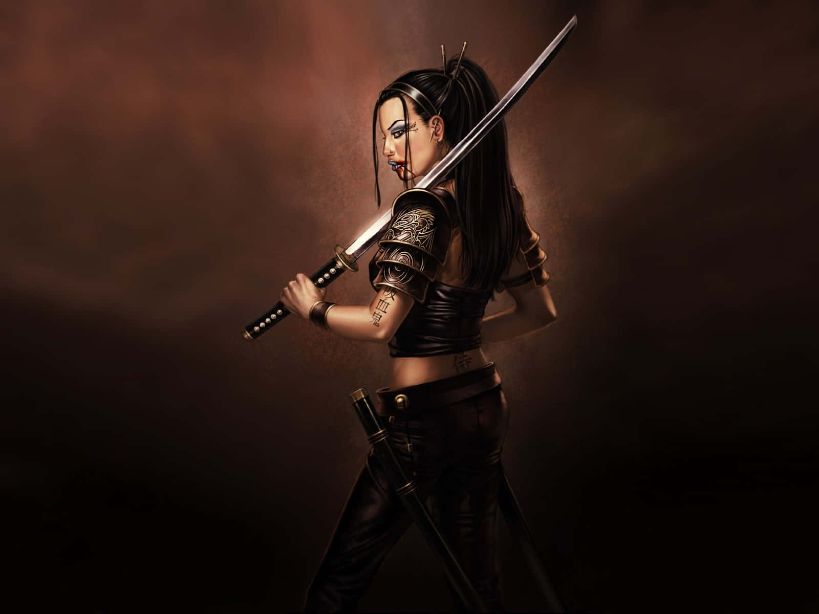 Female Samurai 桌布 壁紙 — 一位兇猛的女武士，長長的黑髮和紋身，在煙霧彌漫的棕色背景下緊握著一把刀。