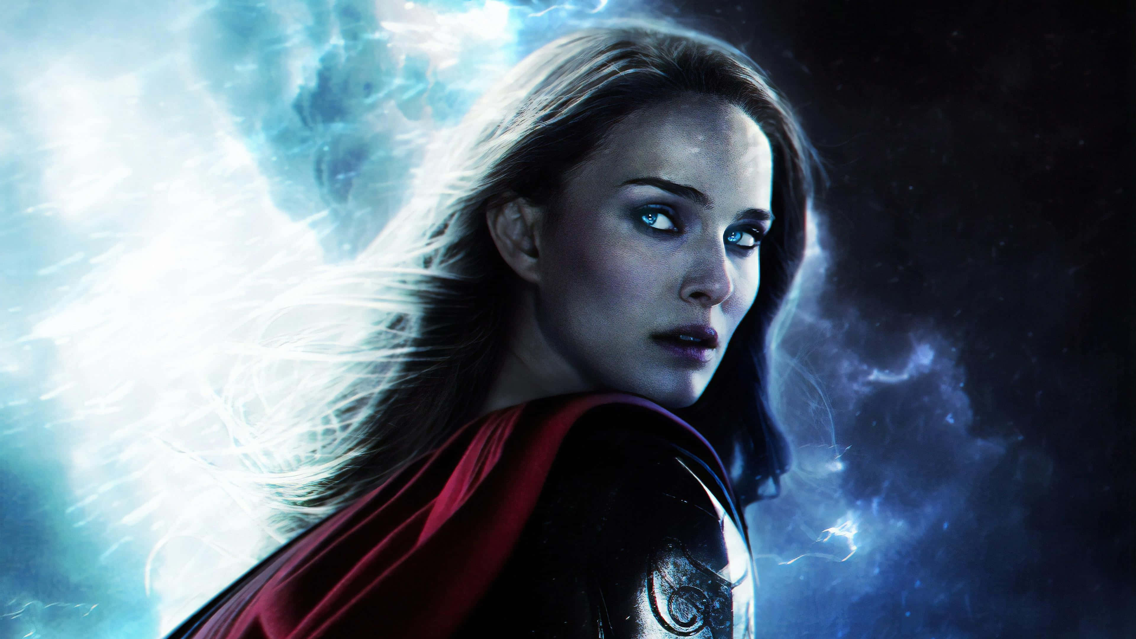 Jane Foster 桌布 壁紙 — 一位兇猛的女超級英雄，擁有飄逸的金色頭髮和發光的藍色眼睛，站在宇宙風暴背景下。