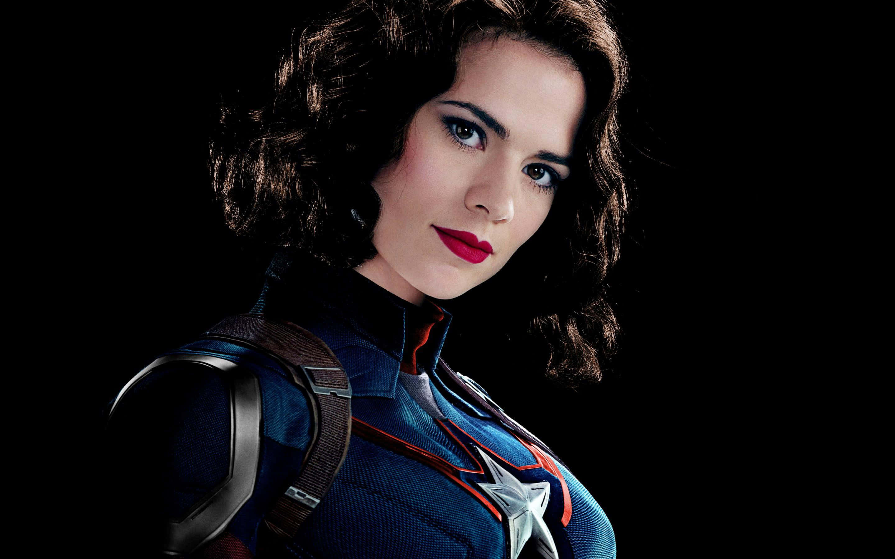 Peggy Carter 桌布 壁紙 — 一位兇猛的女超級英雄穿著藍、紅、銀色的服裝，在黑色背景下強烈凝視。