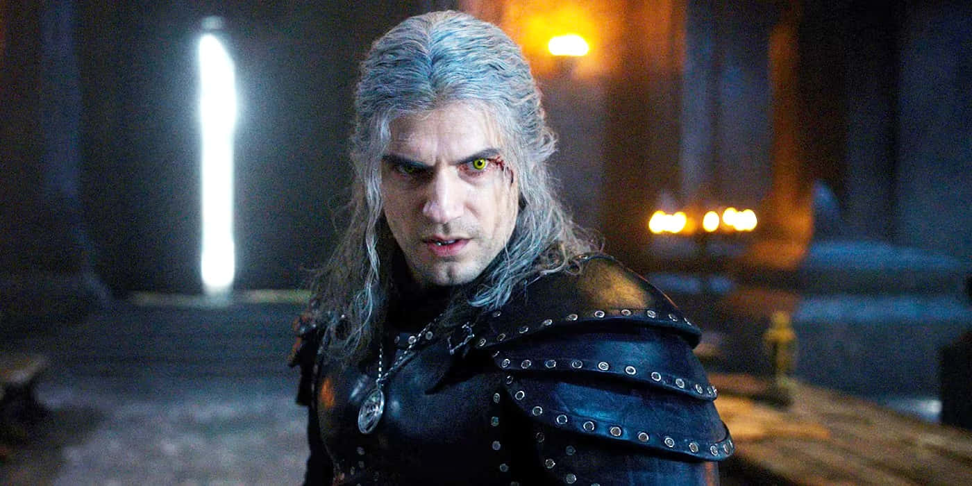 The Witcher Characters 桌布 壁紙 — 一位兇猛的戰士，銀色頭髮和發光的黃色眼睛，在昏暗的石室中凝視著。