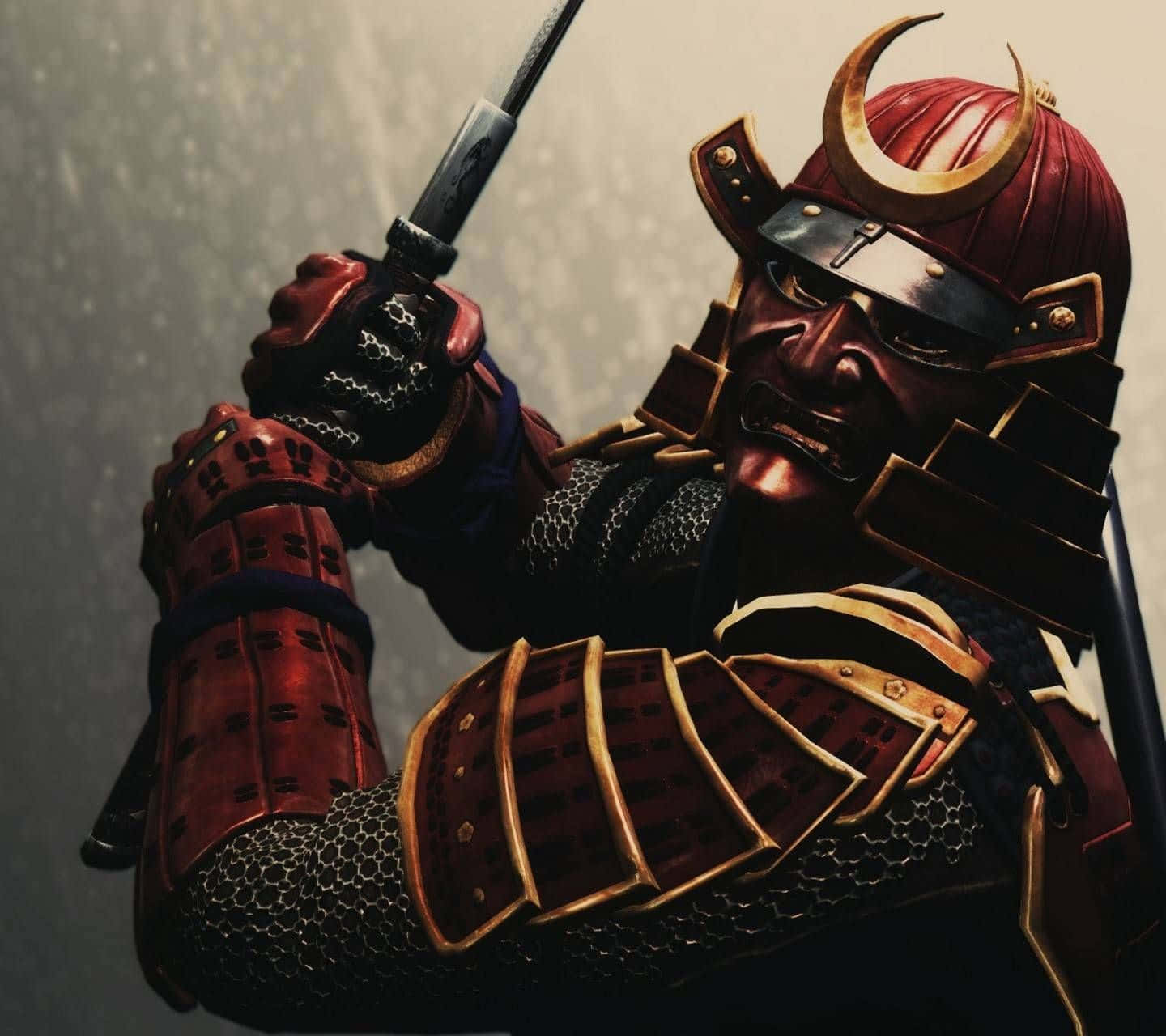 Samurai Armor 桌布 壁紙 — 一位兇猛的武士戰士身穿華麗的紅色和金色盔甲，在迷霧背景下握著武士刀，表情堅定。