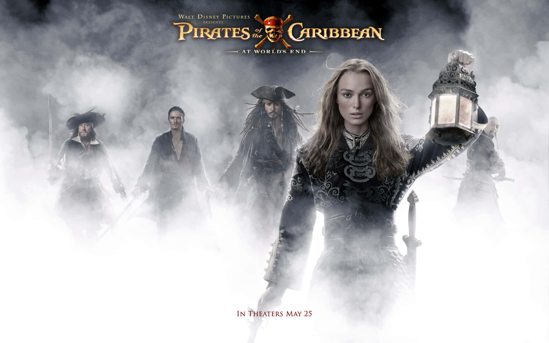 Pirates Of The Caribbean 桌布 壁紙 — 一位兇猛的海盜女人提著燈籠，她的船員從迷霧中出現，構成了一張戲劇性的電影海報。