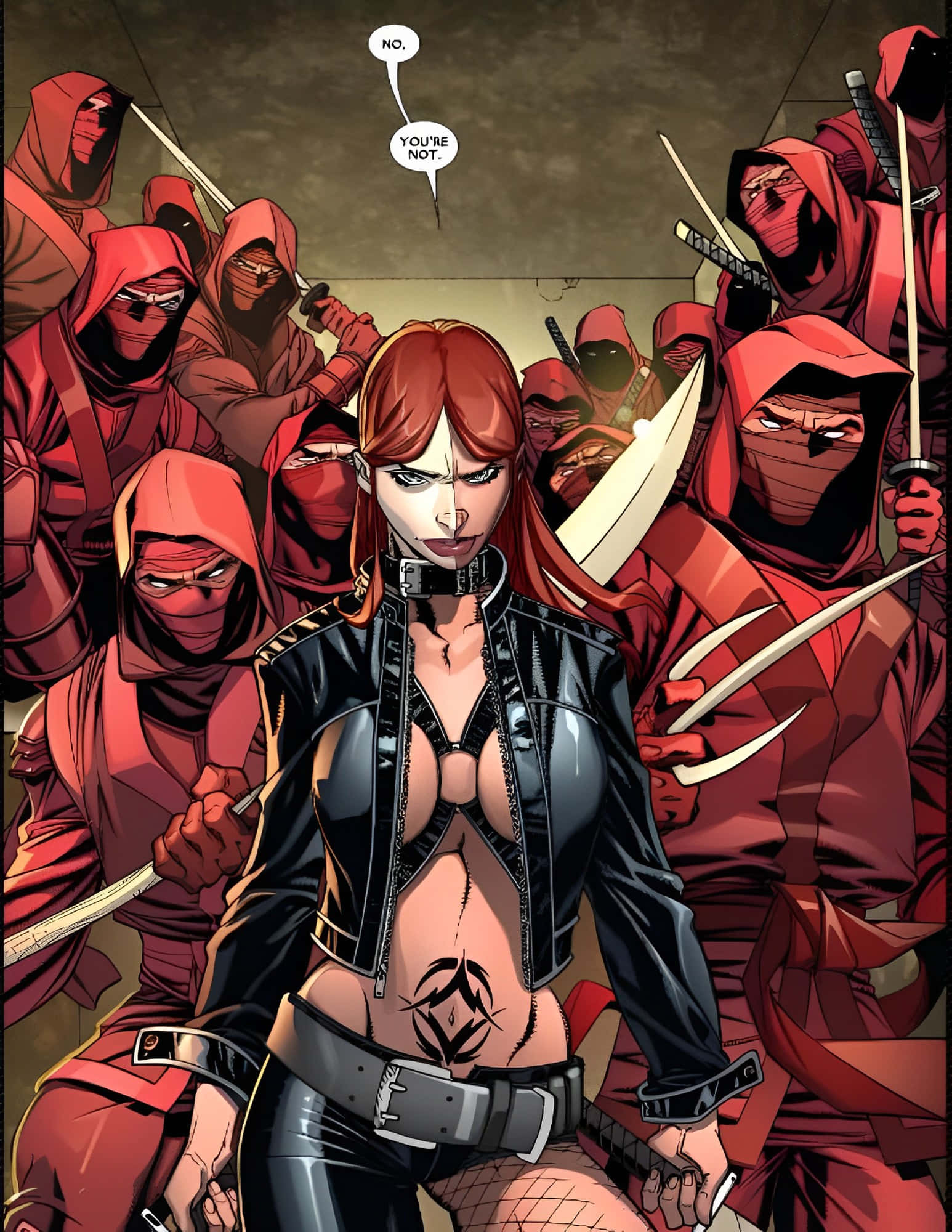 Typhoid Mary 桌布 壁紙 — 一位兇猛的紅髮女子身穿黑色皮革，挑釁地站在一群戴面具、身穿紅衣、手持利刃的忍者中間。