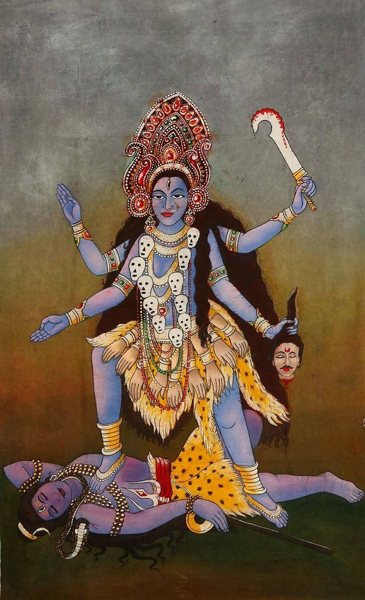 Maa Kali 桌布 壁紙 — 一位兇猛的藍皮膚女神，擁有多條手臂和一條骷髏項鍊，勝利地站在倒下的惡魔之上，手持一把沾滿鮮血的劍。