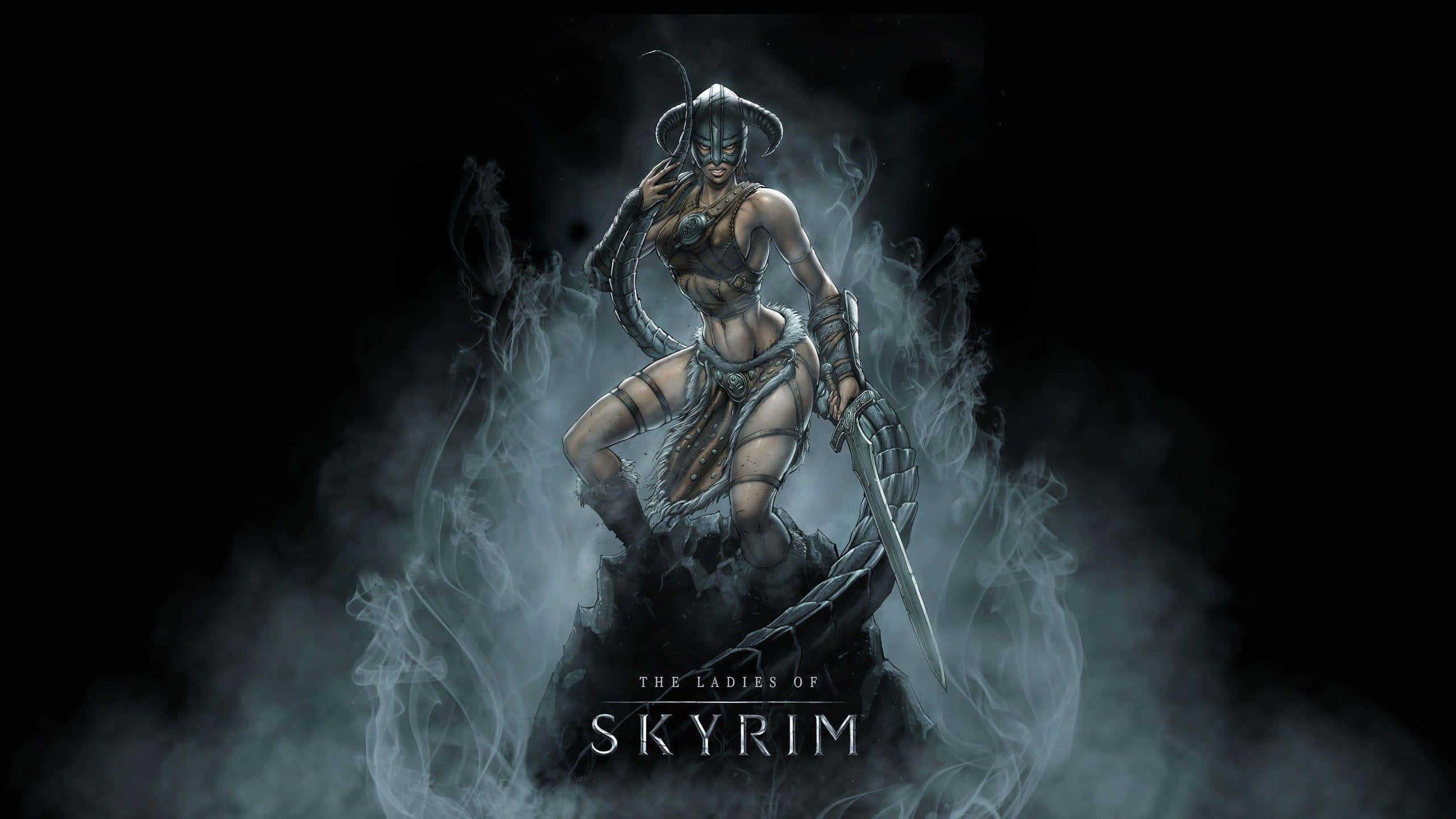 The Elder Scrolls V Skyrim 桌布 壁紙 — 一位兇猛的裝甲女戰士，頭上有角，手持劍，站在岩石露頭上，周圍環繞著旋轉的煙霧，背景黑暗。