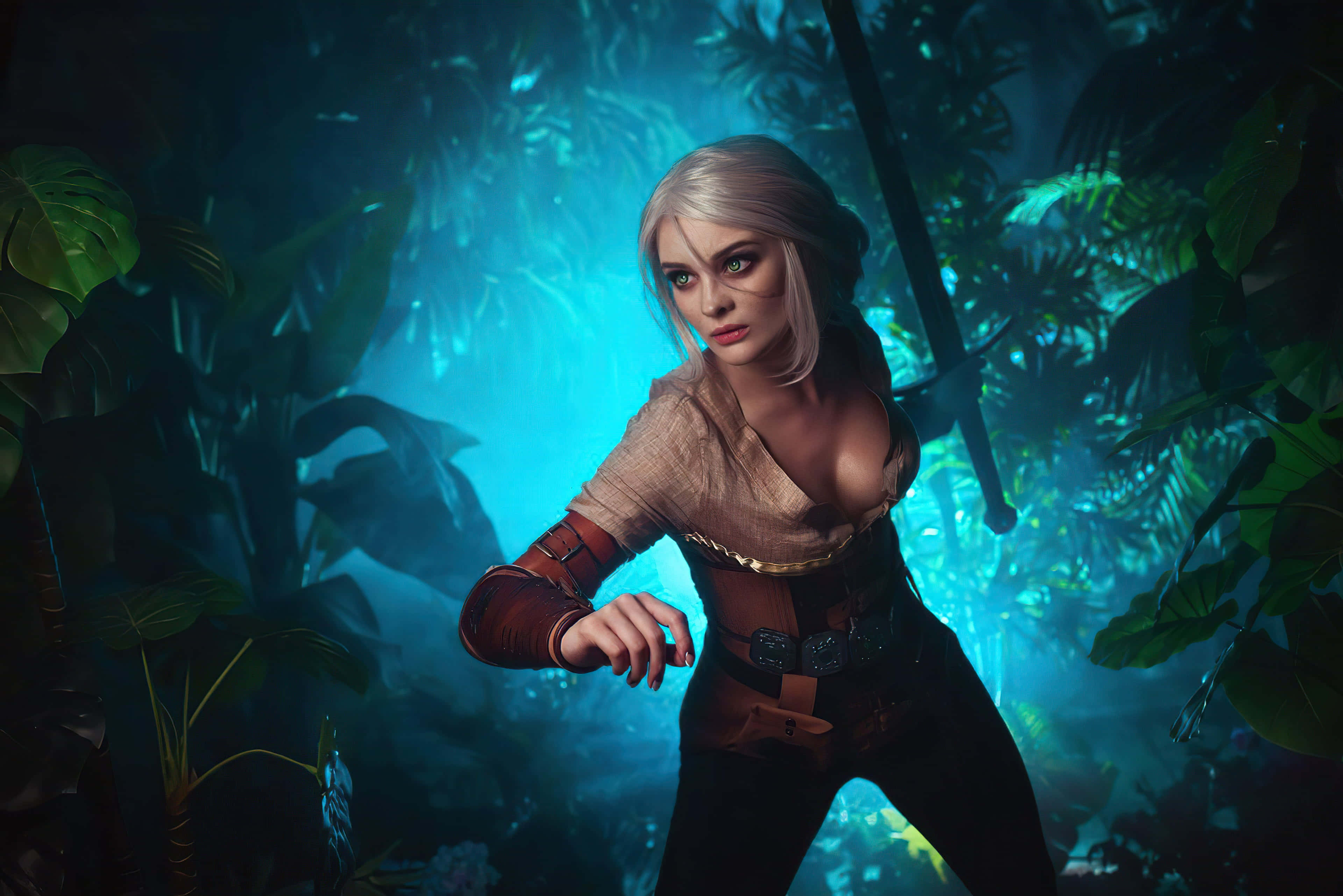 Gaming Cosplay 桌布 壁紙 — 一位兇猛的金髮女戰士身穿皮甲，在迷霧籠罩的叢林中蓄勢待發，藍色光芒穿過茂密的樹葉照射進來。