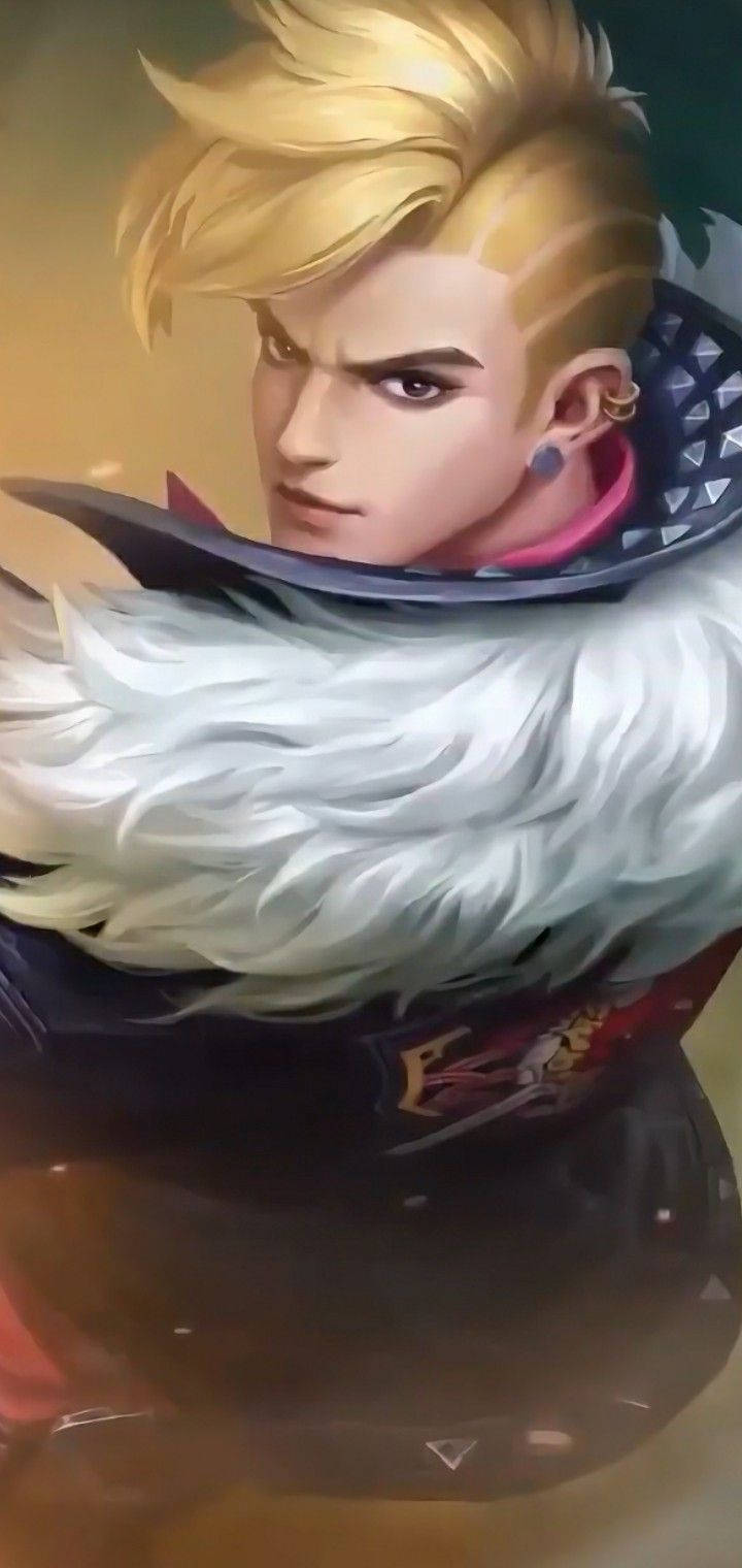 Mobile Legends 桌布 壁紙 — 一位兇猛的金髮戰士，身穿白色毛領和尖刺盔甲，在戲劇性的燈光下怒目而視。