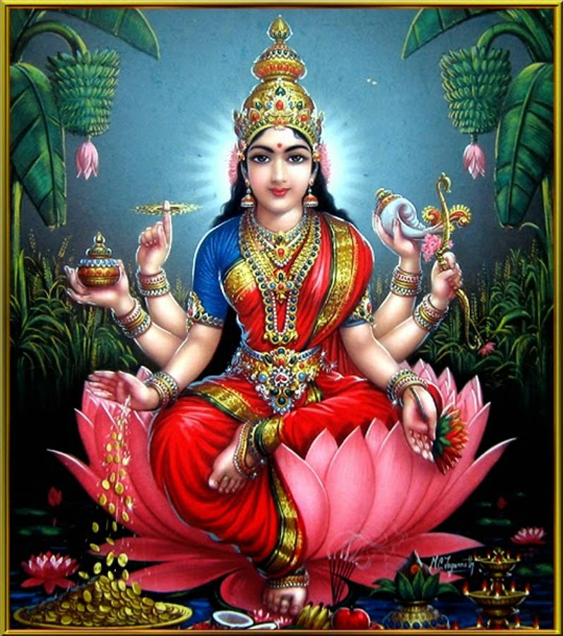 Lakshmi 桌布 壁紙 — 一位光彩照人的多臂印度教女神，身著紅金相間的服飾，優雅地坐在茂密叢林中的粉紅蓮花上。