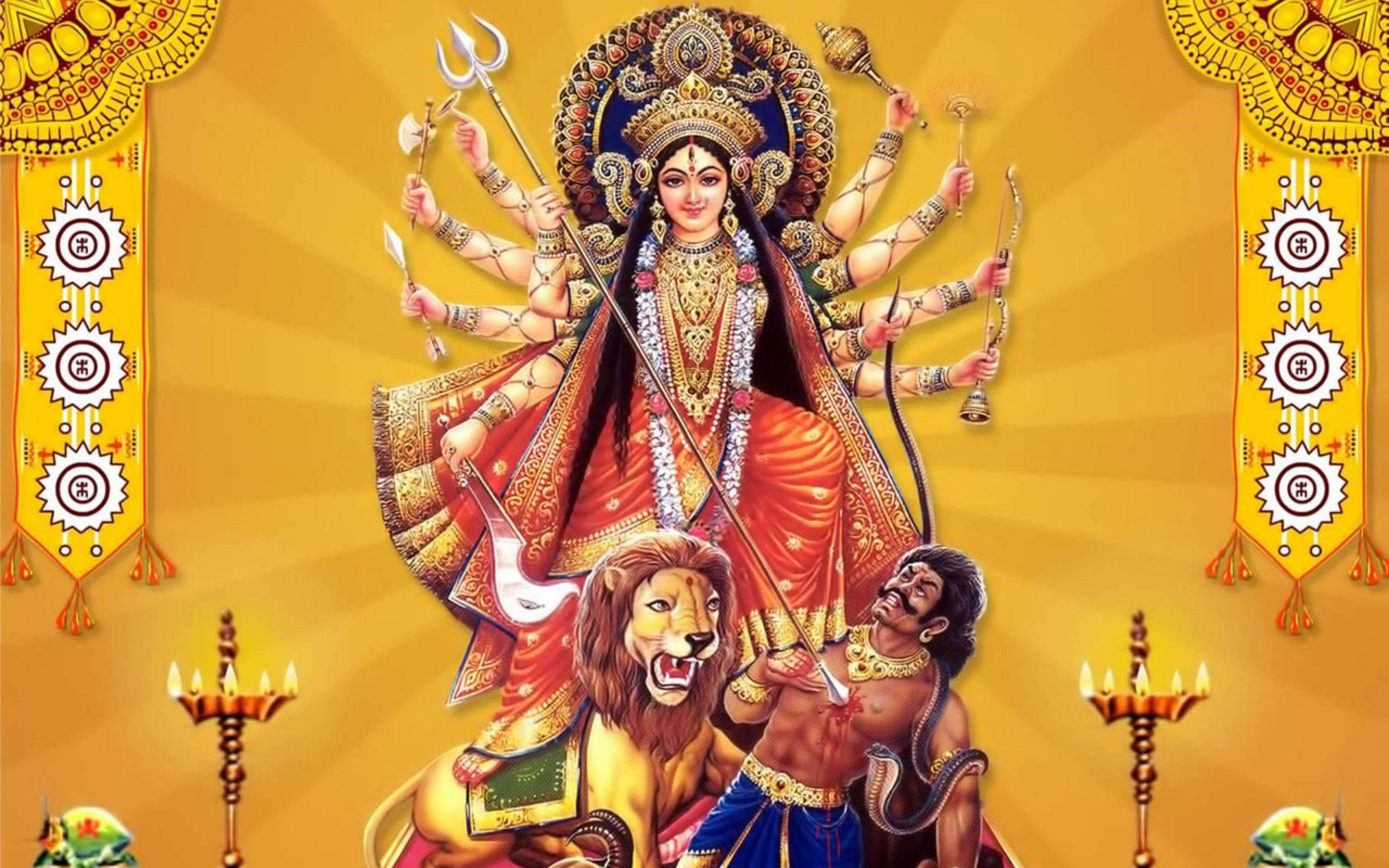 Indian 桌布 壁紙 — 一位光芒四射、多臂的紅金色杜爾迦女神，騎著獅子擊敗惡魔，背景是金色太陽光芒。