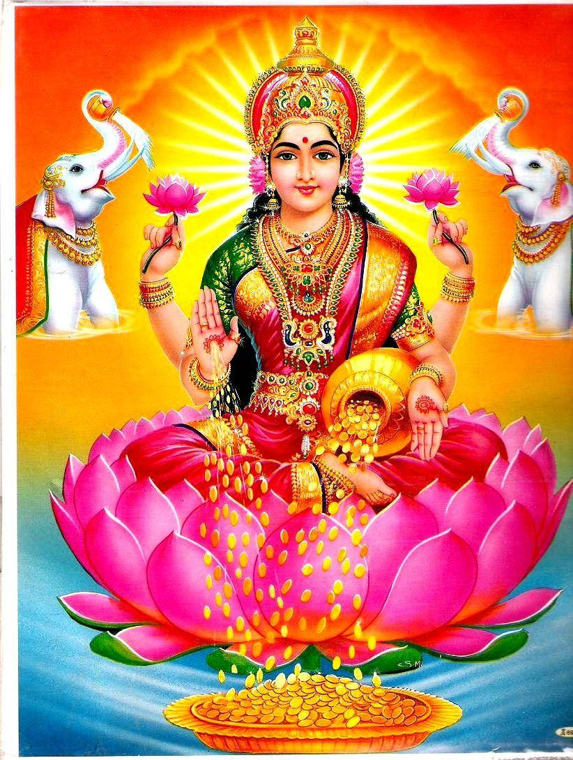 Lakshmi 桌布 壁紙 — 一位光芒四射的四臂印度教女神坐在巨大的粉紅色蓮花上，將金幣倒入下方的碗中，兩側有兩頭白象，背景是耀眼的橙色太陽光芒。