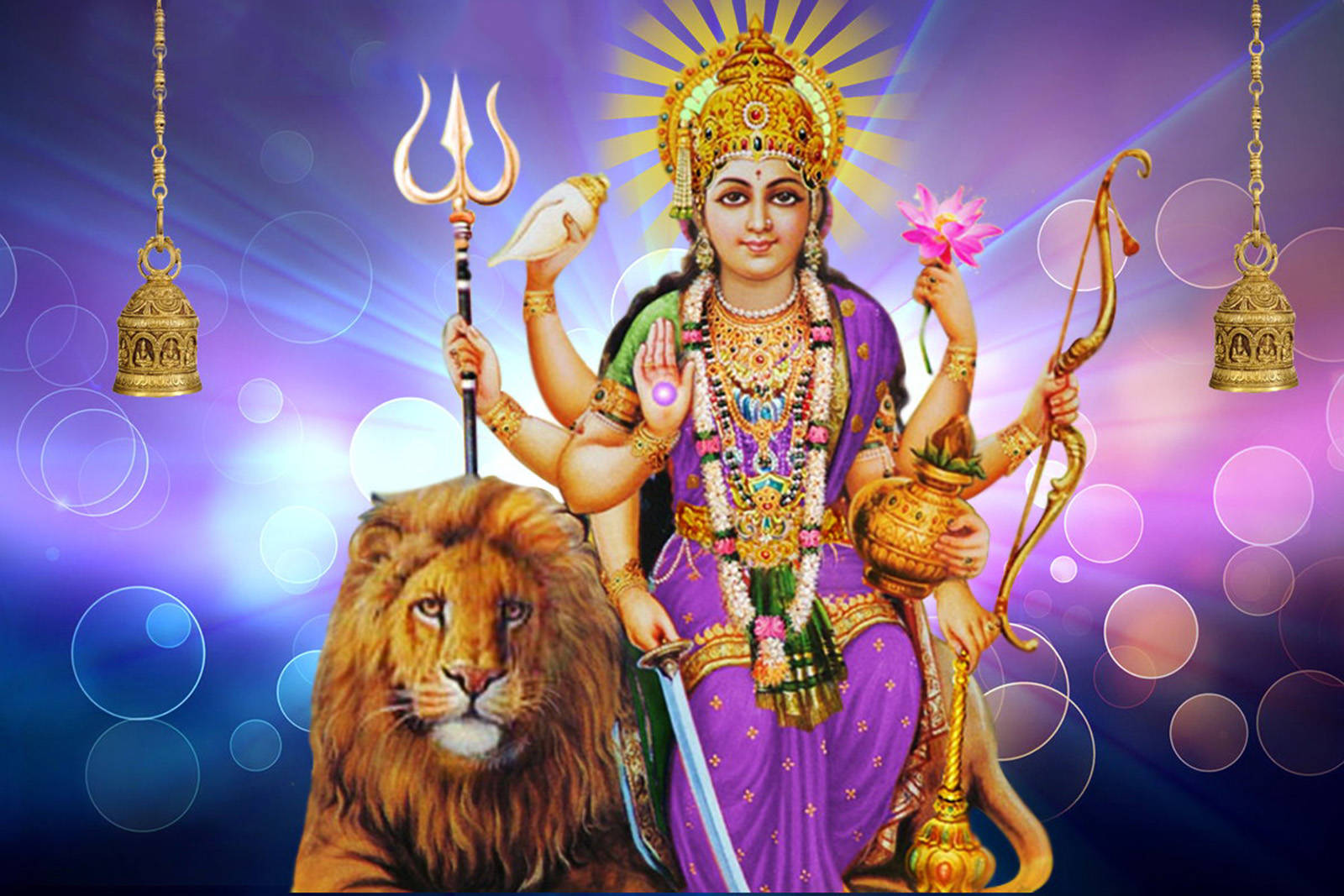 Indian 桌布 壁紙 — 一位光芒四射的多臂印度教女神身穿紫色服飾，手持神聖武器和蓮花，坐在雄偉的獅子上，背景是發光的紫色和藍色散景。