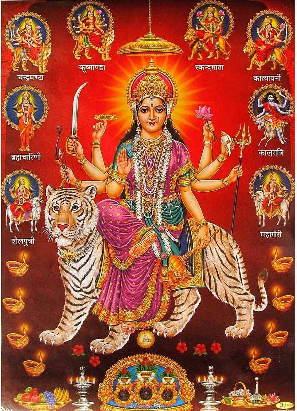 Durga 桌布 壁紙 — 一位光芒四射的多臂印度教女神騎著老虎，被另外八位神祇環繞，背景是發光的紅色，並有油燈和供品。