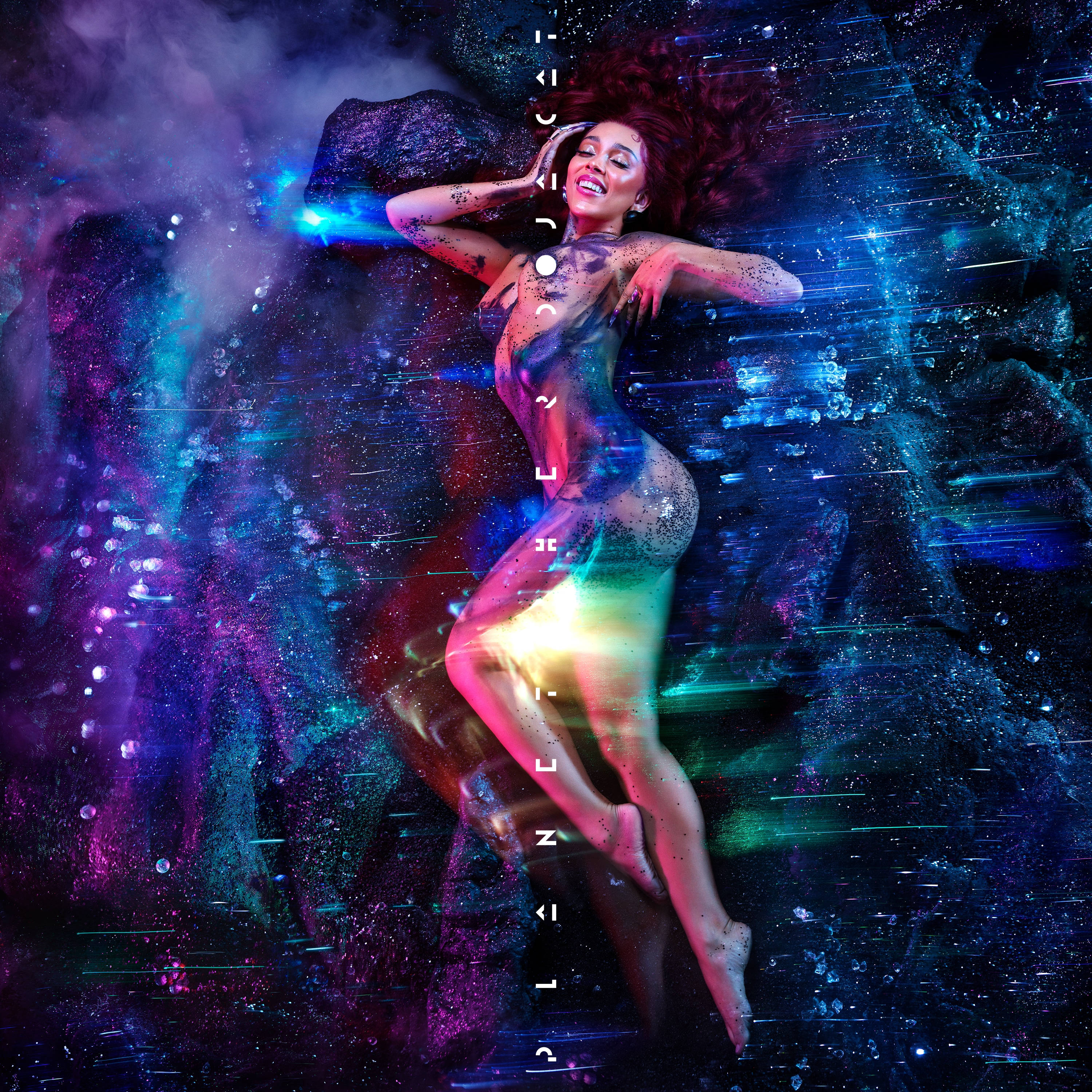 A.I. Doja Cat 壁紙 — 一位光芒四射的女性漂浮在宇宙星雲中，發光的粒子和數碼故障效果照亮了她的身形。