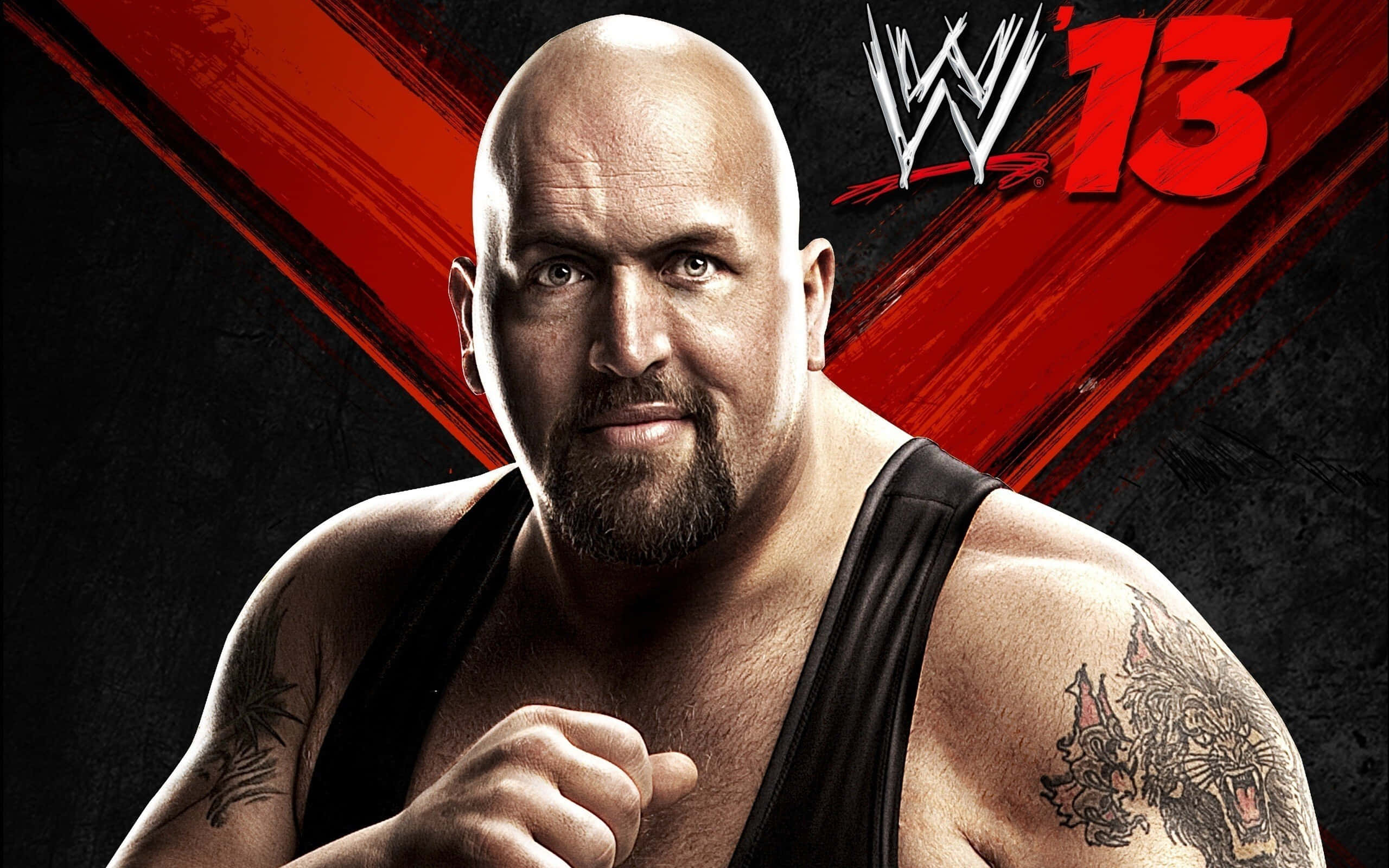 WWE 桌布 壁紙 — 一位光頭、留鬍子、有紋身的摔角手，在帶有WWE 13標誌的紅黑背景前，眼神銳利地凝視。