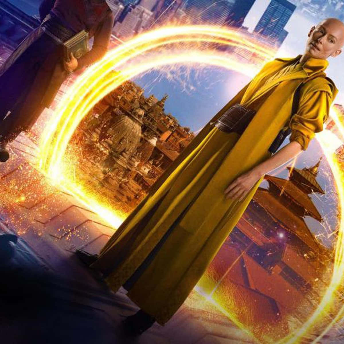 The Ancient One 桌布 壁紙 — 一位光頭女性穿著黃色長袍，站在一個發光的金色傳送門前，顯現出寺廟城市景觀與未來主義天際線。