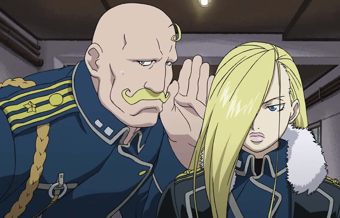 Olivier Mira Armstrong 桌布 壁紙 — 一位光頭鬍鬚軍官急切地向一位金髮制服女士低語，而她則以嚴厲的表情望向別處。