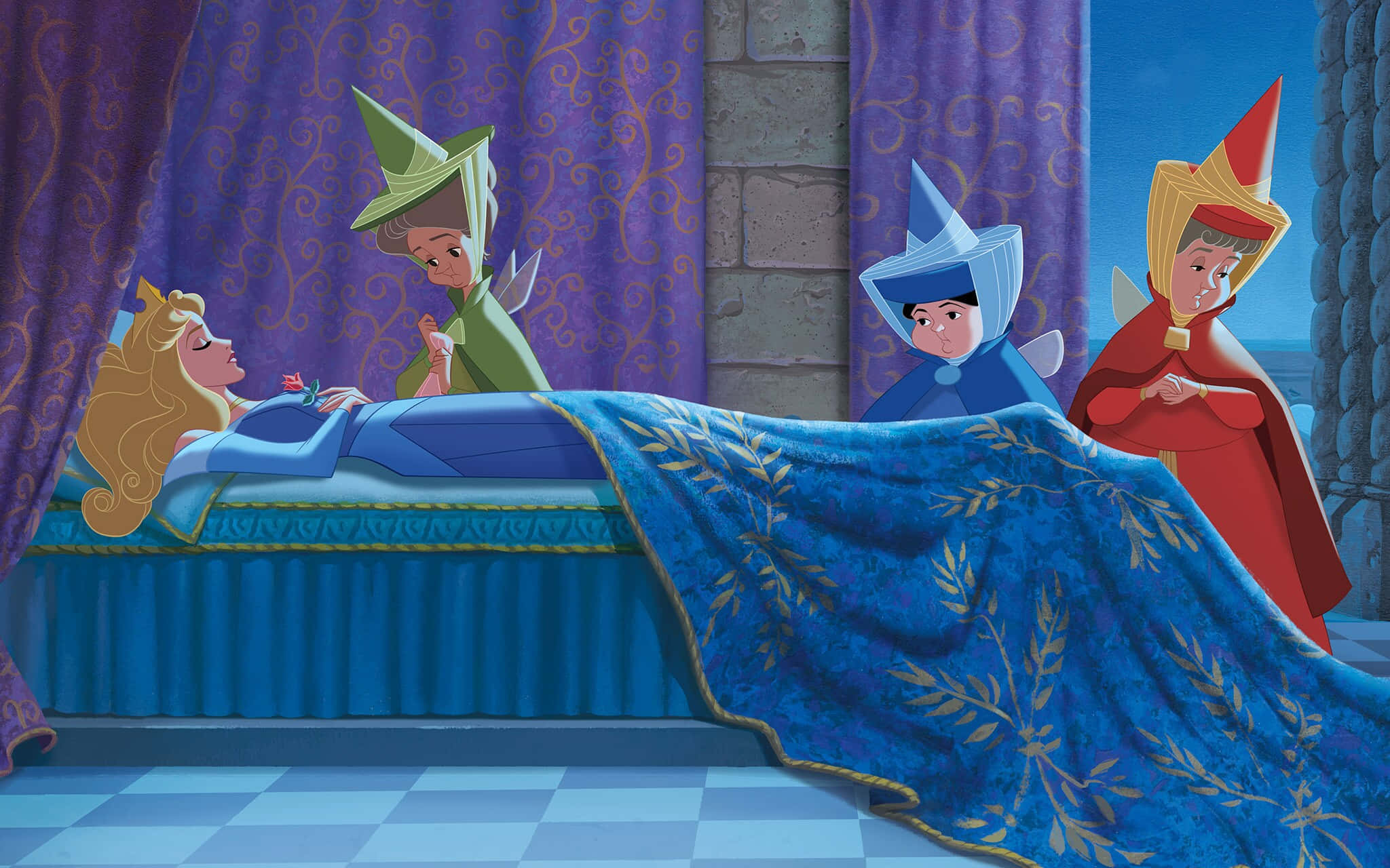 sleeping beauty 桌布 壁紙 — 一位公主在皇家床上安詳地睡著，三位戴著彩色帽子的仙女帶著擔憂的表情在附近盤旋。