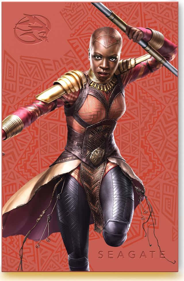 Okoye 桌布 壁紙 — 一位凶猛的女戰士身穿華麗盔甲，在紅色幾何圖案背景前揮舞長矛。