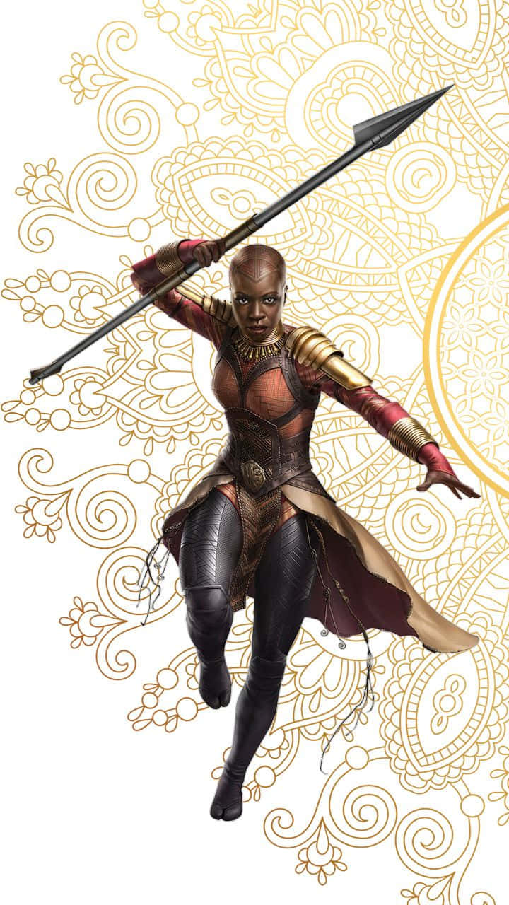 Okoye 桌布 壁紙 — 一位凶猛的女戰士身穿華麗盔甲，手持長矛，在金色曼陀羅背景前向前躍進。