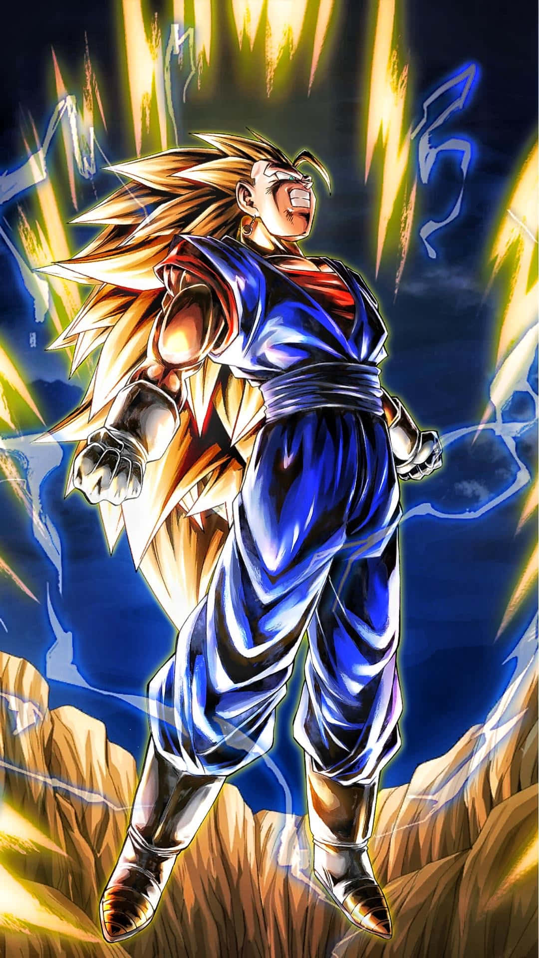 Ssj3 桌布 壁紙 — 一位刺蝟頭動漫戰士身穿藍色道服，威風凜凜地站在岩石地形上，身後金色能量光束在黑暗的天空中爆發。