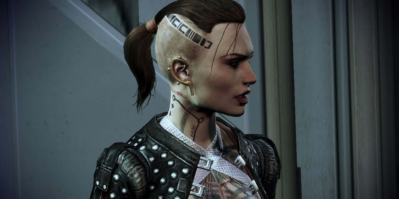 Mass Effect Jack 桌布 壁紙 — 一位剃光頭、有紋身、穿著鉚釘皮褸的賽博龐克女性，站在昏暗的走廊中。