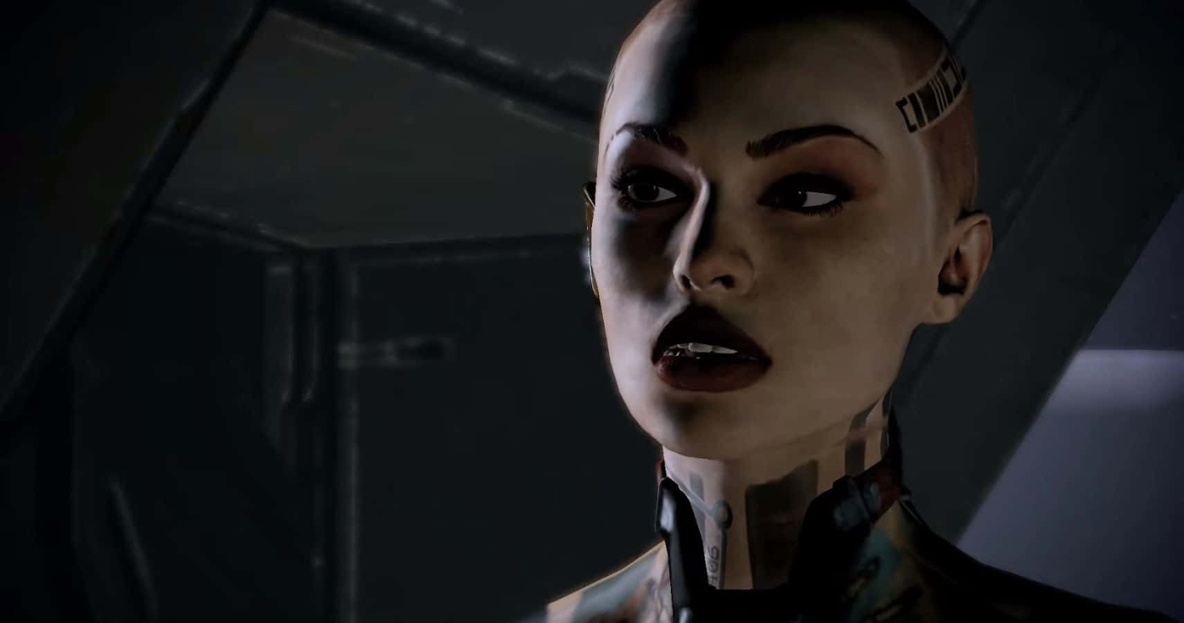 Mass Effect Jack 桌布 壁紙 — 一位剃光頭、發光機械頸的機械女人，在昏暗的金屬走廊中凝視著。